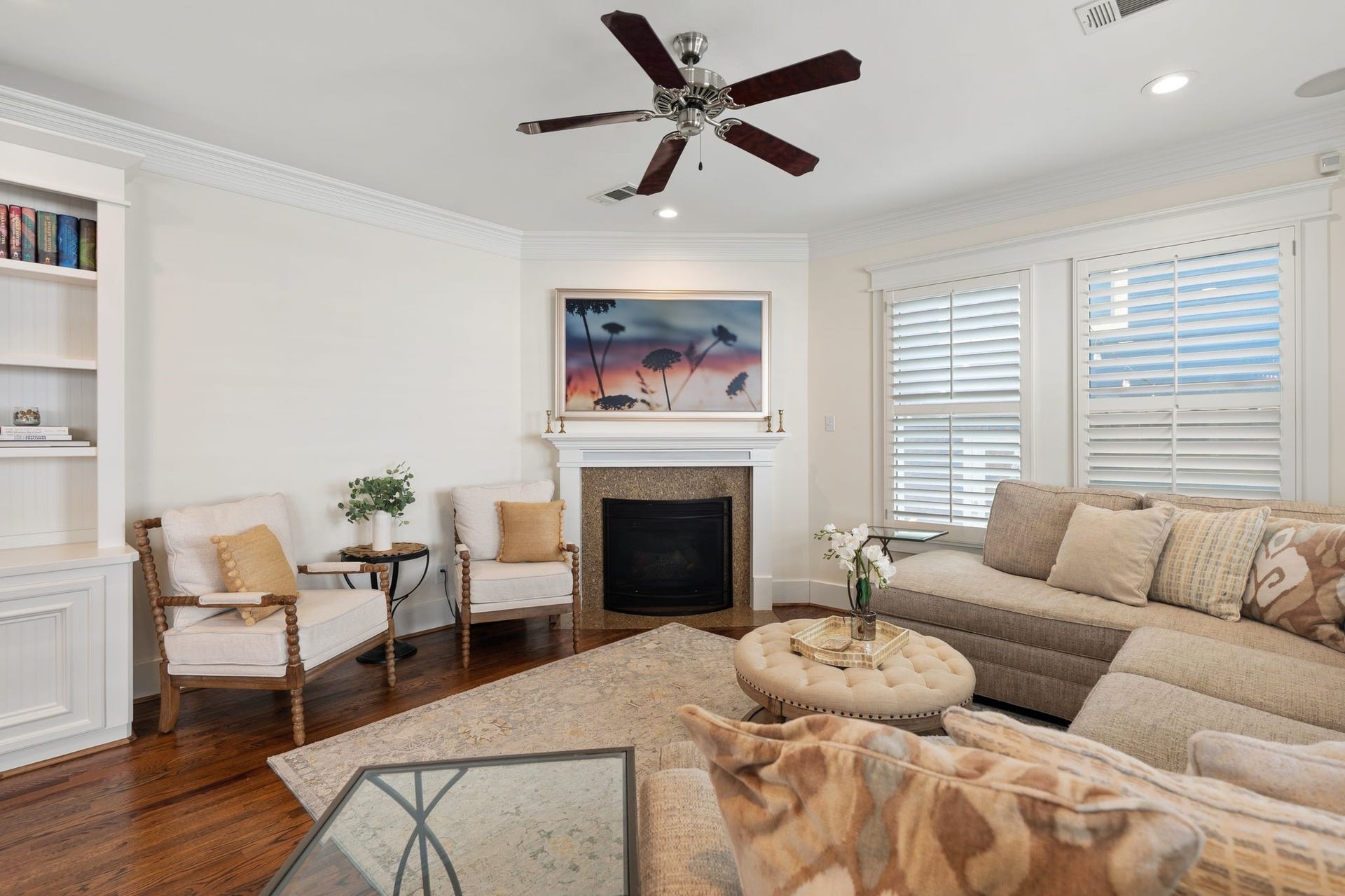 919 Ashland Street, #A, Houston, TX 77008 Another view of the family room. Notice the built-in display shelving & storage on the left. Lots of windows provide tons of natural light. An ideal space for everyday living.