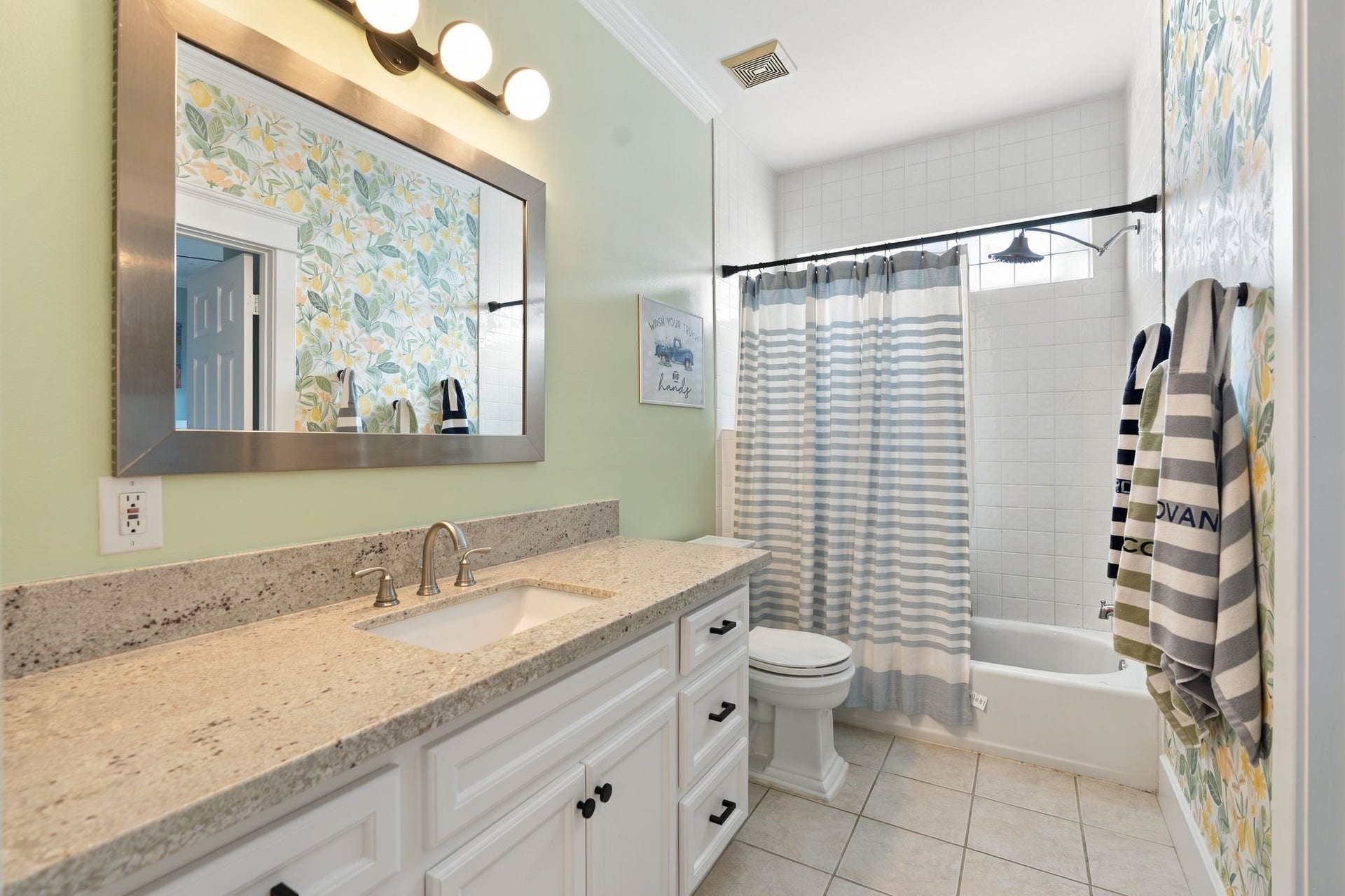 919 Ashland Street, #A, Houston, TX 77008 Secondary bath located upstairs is conveniently situated between both guest bedrooms w/ direct access from each. Vanity w/ granite countertop + storage, tub/shower combination, privacy window, tile flooring & decorative wallpaper added 23.