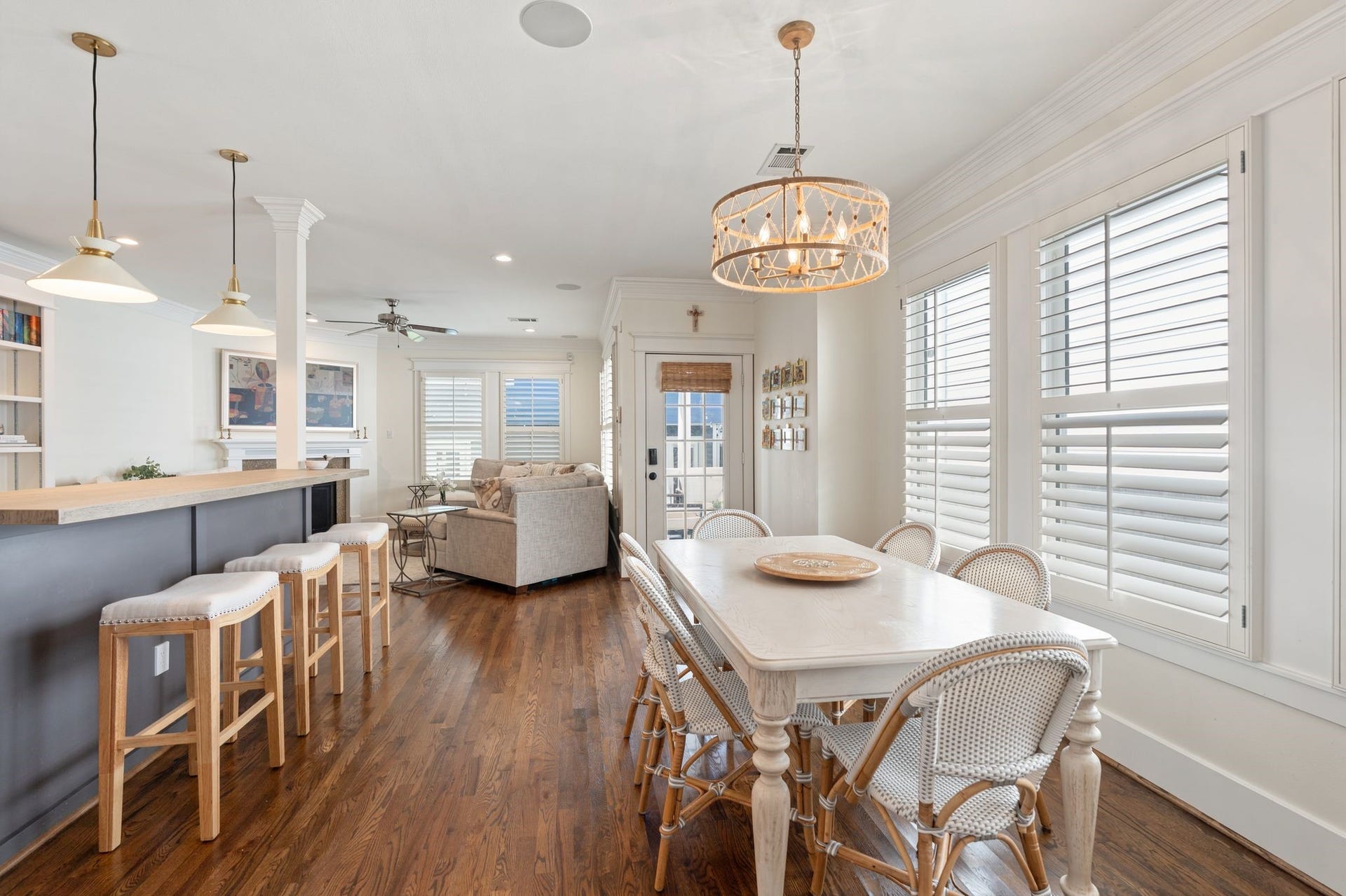 919 Ashland Street, #A, Houston, TX 77008 Charming breakfast area located just off the kitchen & family roomperfect for everyday meals! Windows w/ plantation shutters provide wonderful natural light while the newer 23 light fixture adds an updated touch. Open connection to the kitchen & family room creates a wonderful central gathering space.