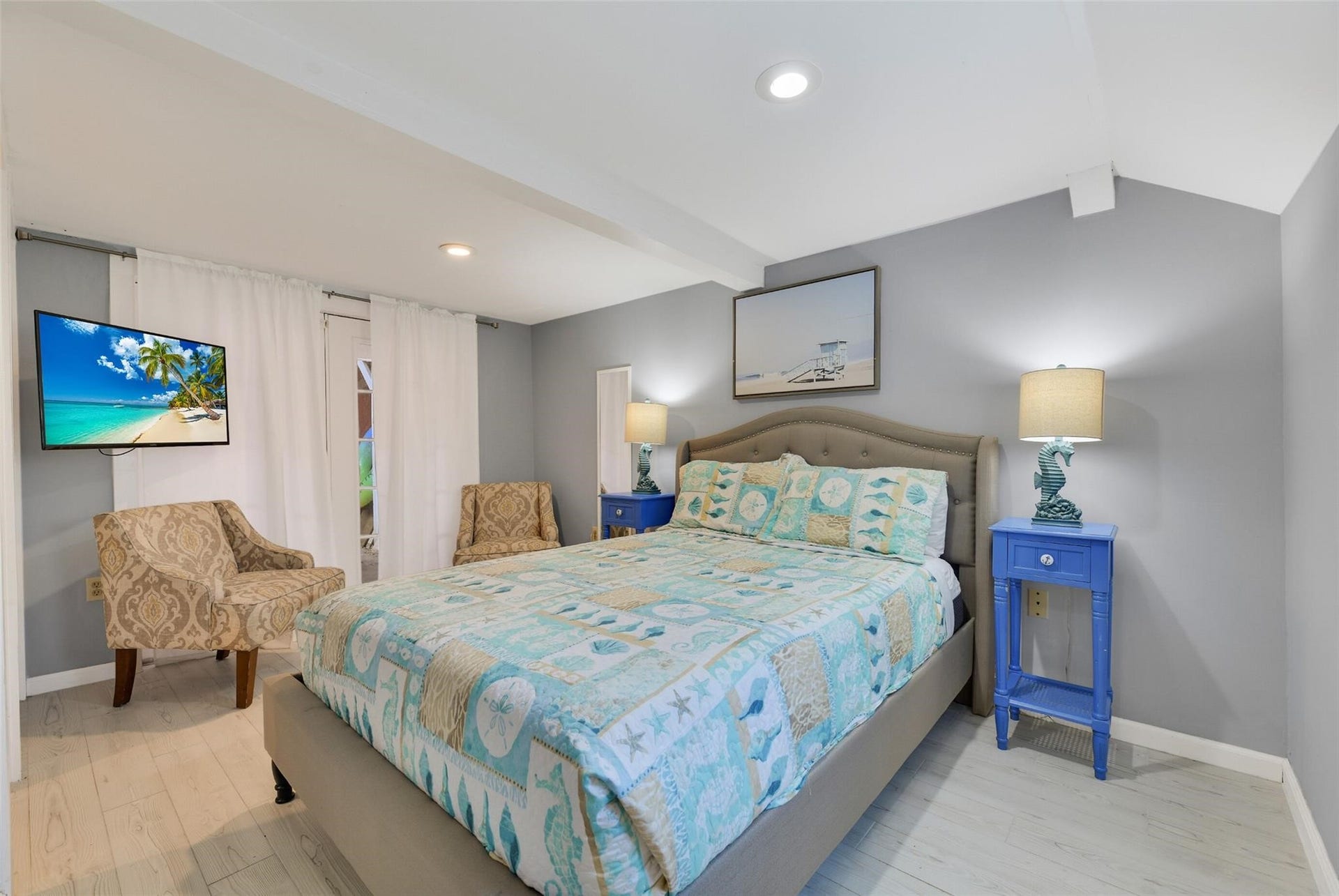1805 19th Street, Galveston, TX 77550 Second downstairs Jack-and-Jill bedroom suite featuring a queen bed, Smart TV, and easy access to the shared full bath.
