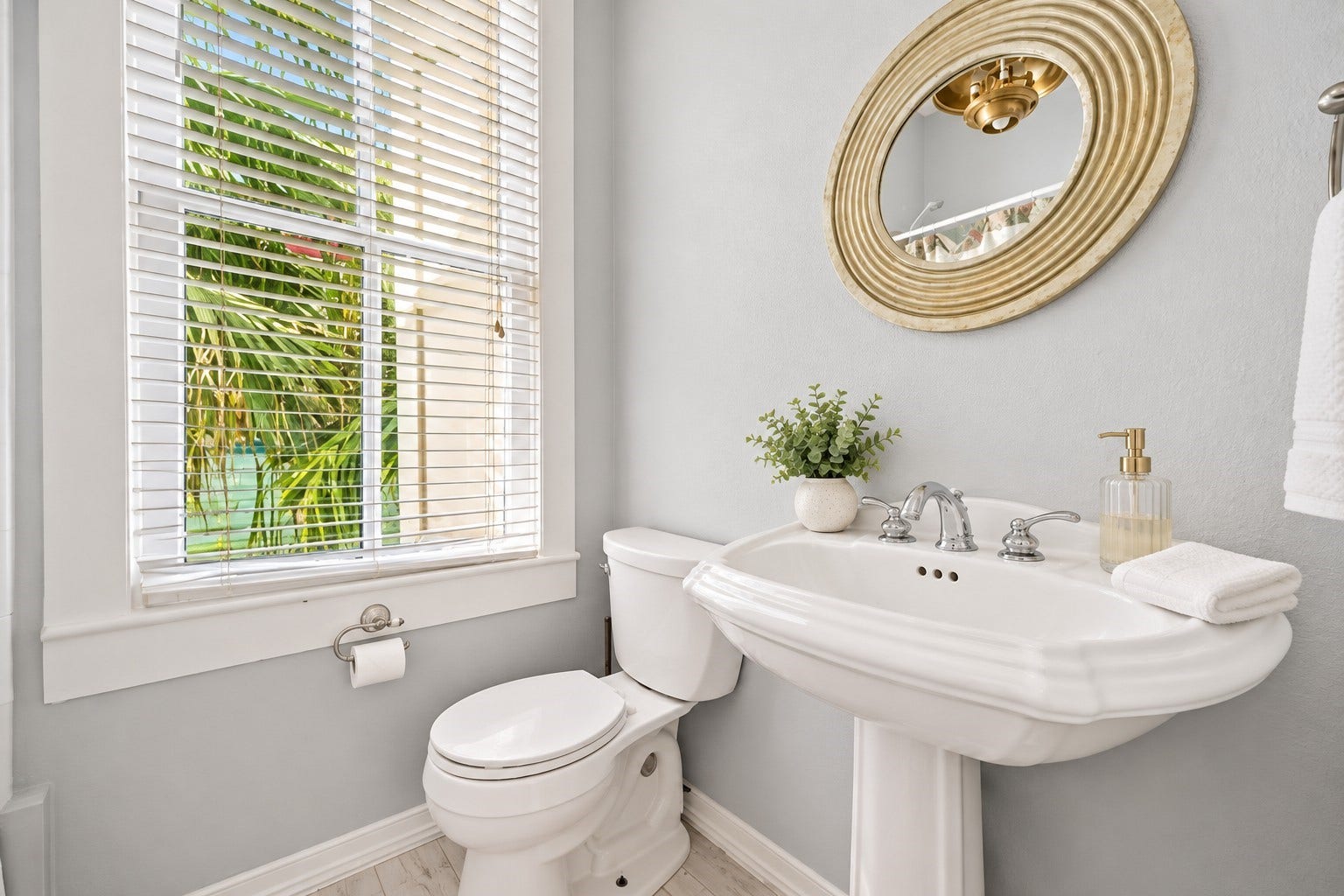 1805 19th Street, Galveston, TX 77550 Second-Floor Full Bathroom: Conveniently located between the kitchen and main living area, this second-floor full bathroom features a tub/shower combination, pedestal sink, decorative mirror, and natural light, offering comfort and convenience for family and vacation guests.
Make the bathroom description more MLS-readyShorten the description for MLS remarks