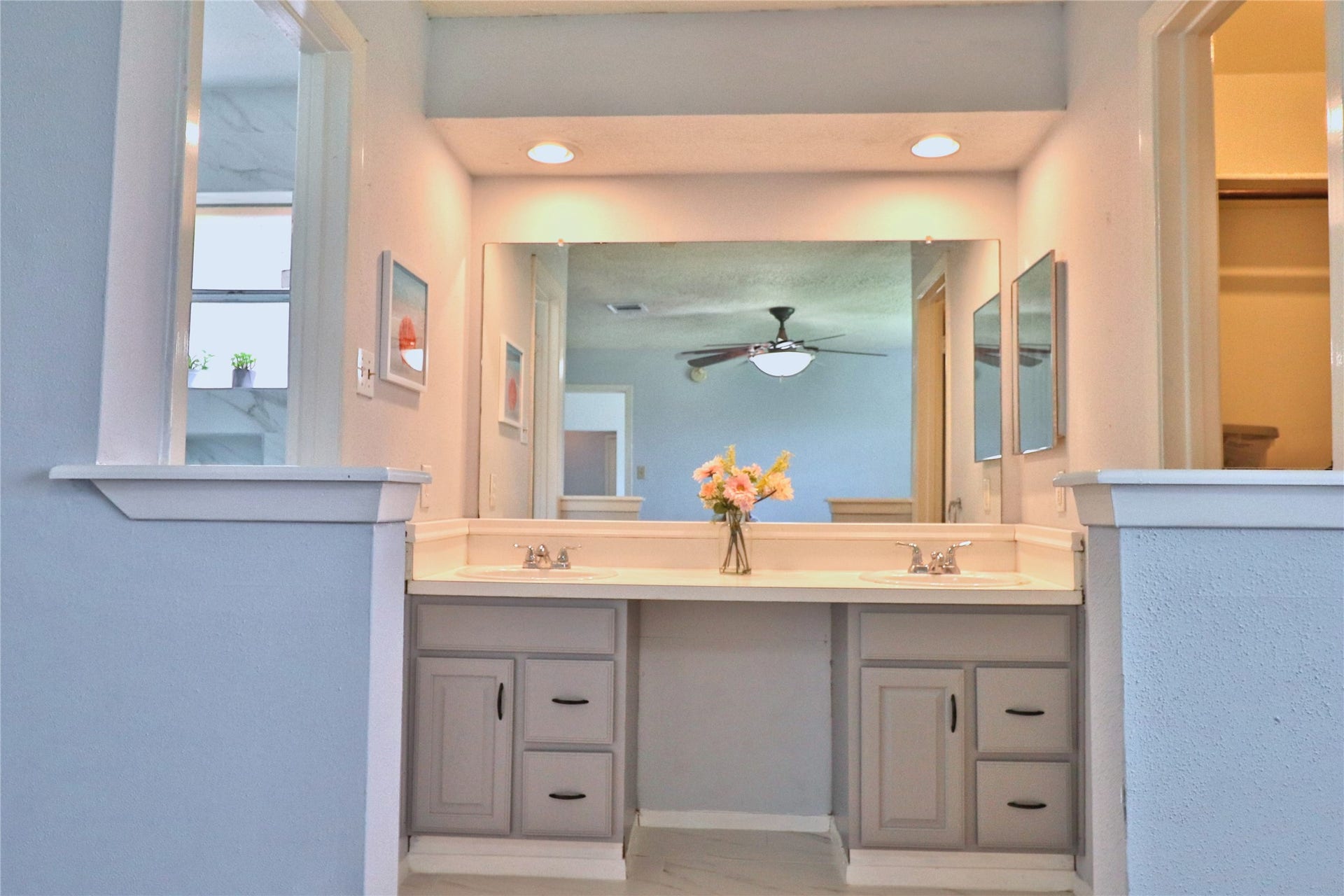 double sinks in primary bath