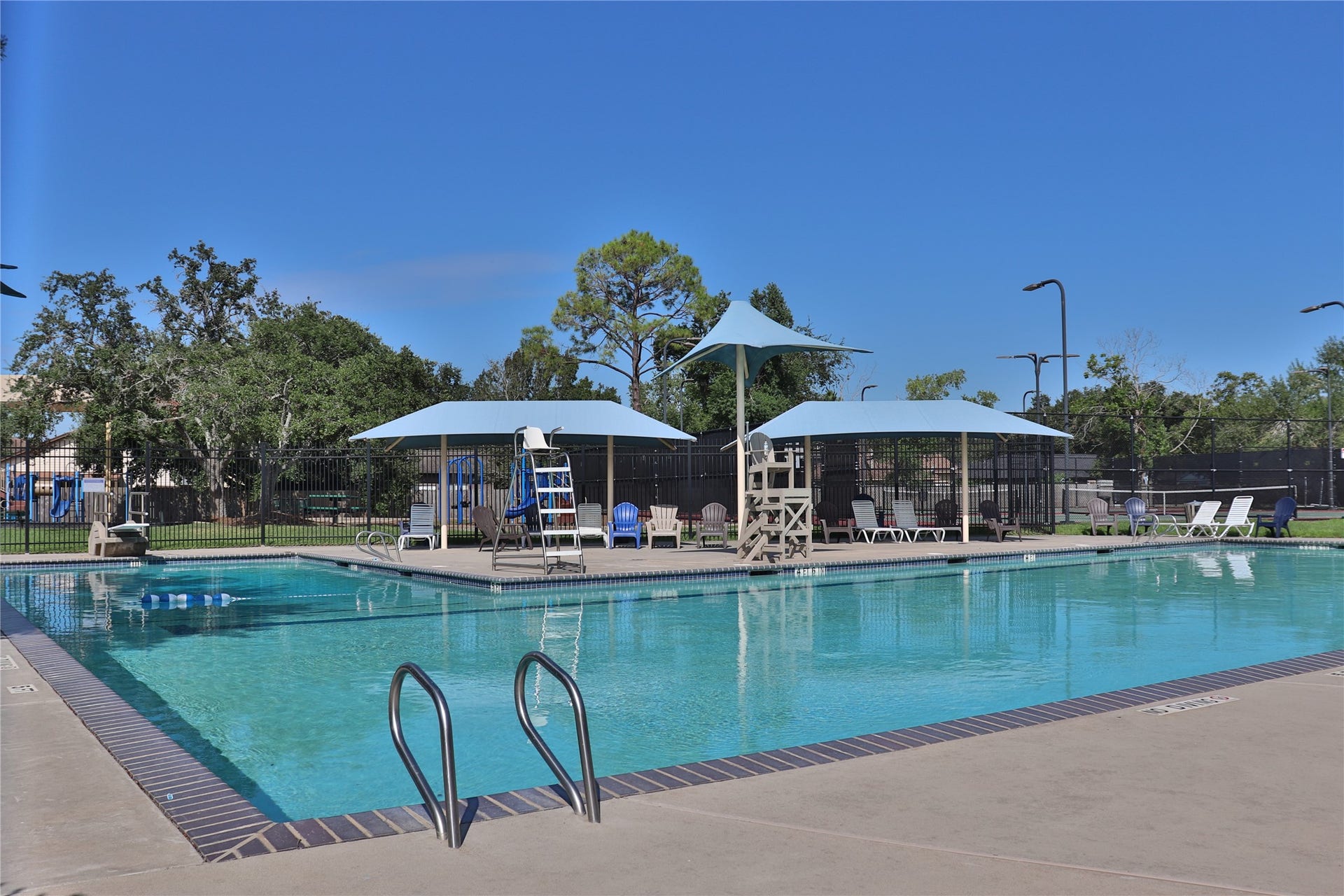 walking distance to community pool , play ground and Tennis court