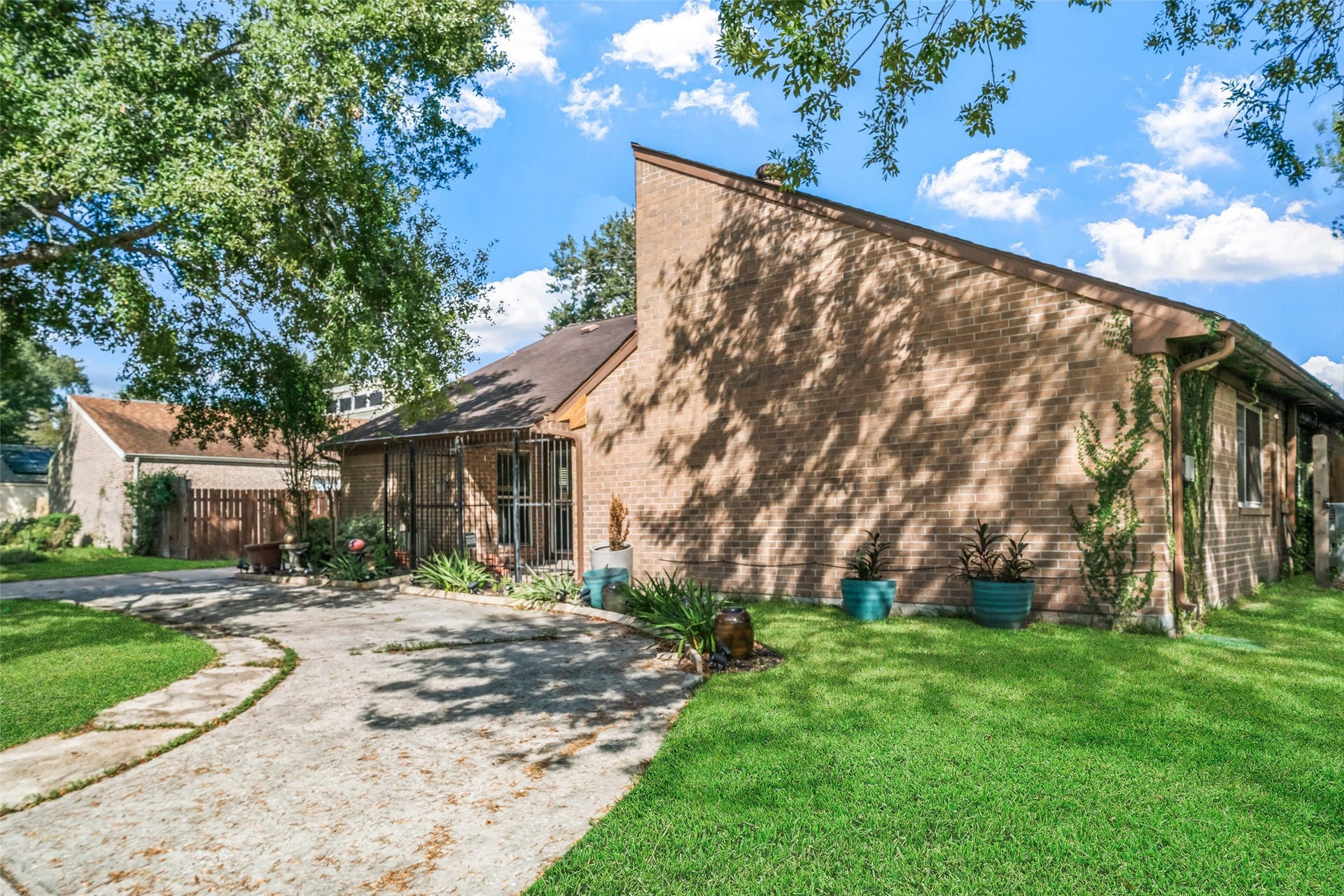 10831 Valley Hills Drive, Houston, TX 77071