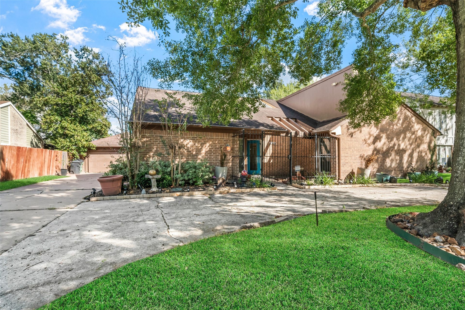 10831 Valley Hills Drive, Houston, TX 77071