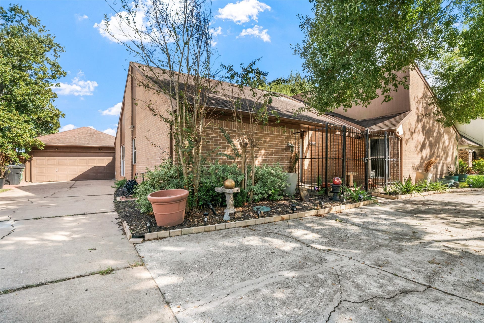 10831 Valley Hills Drive, Houston, TX 77071