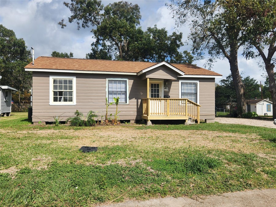 Property photo for 138 W Marion, Clute, TX