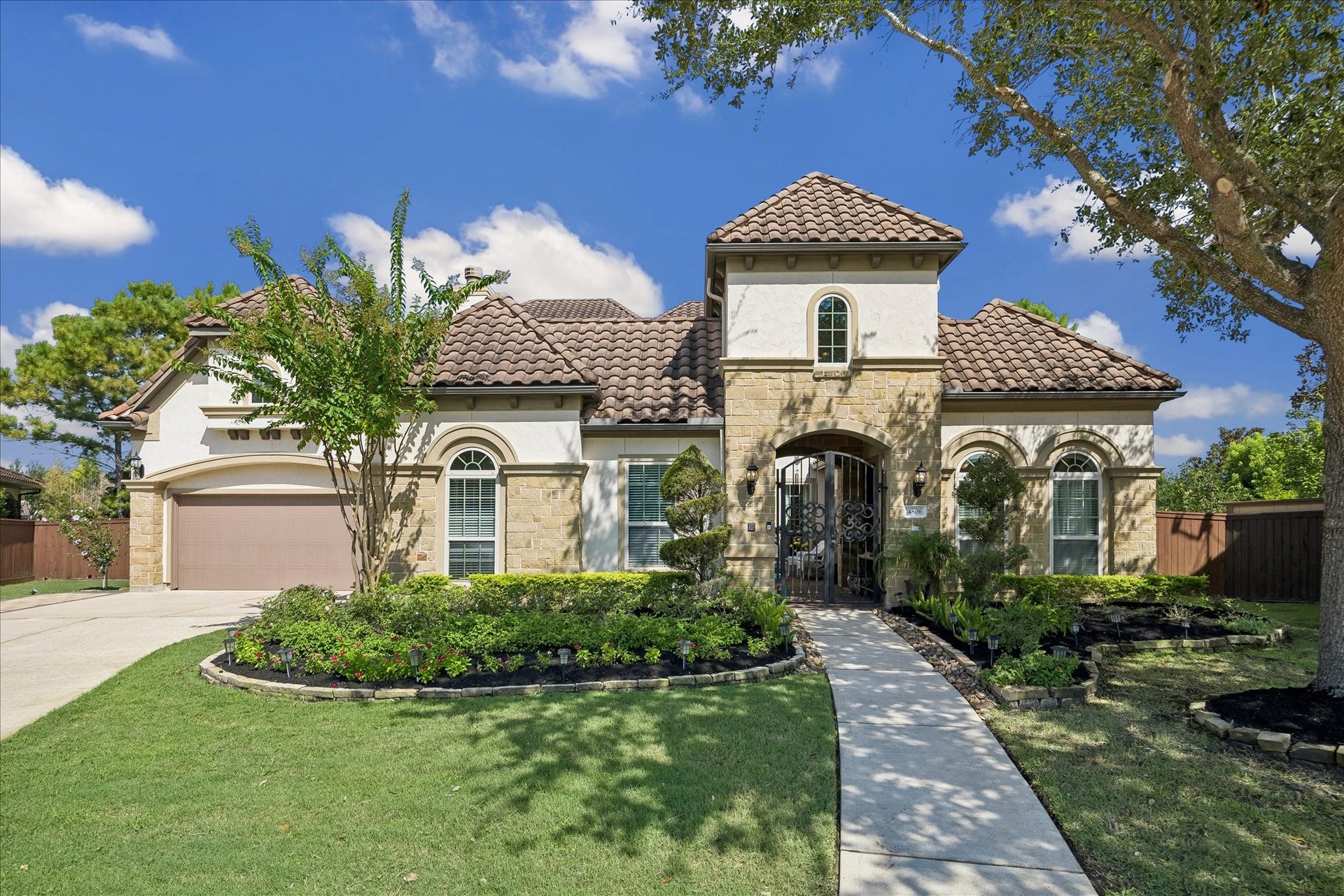 4806 Beamer Creek Court, Sugar Land, TX 77479 The Aida Younis Team presents 4806 Beamer Creek in Riverstone!