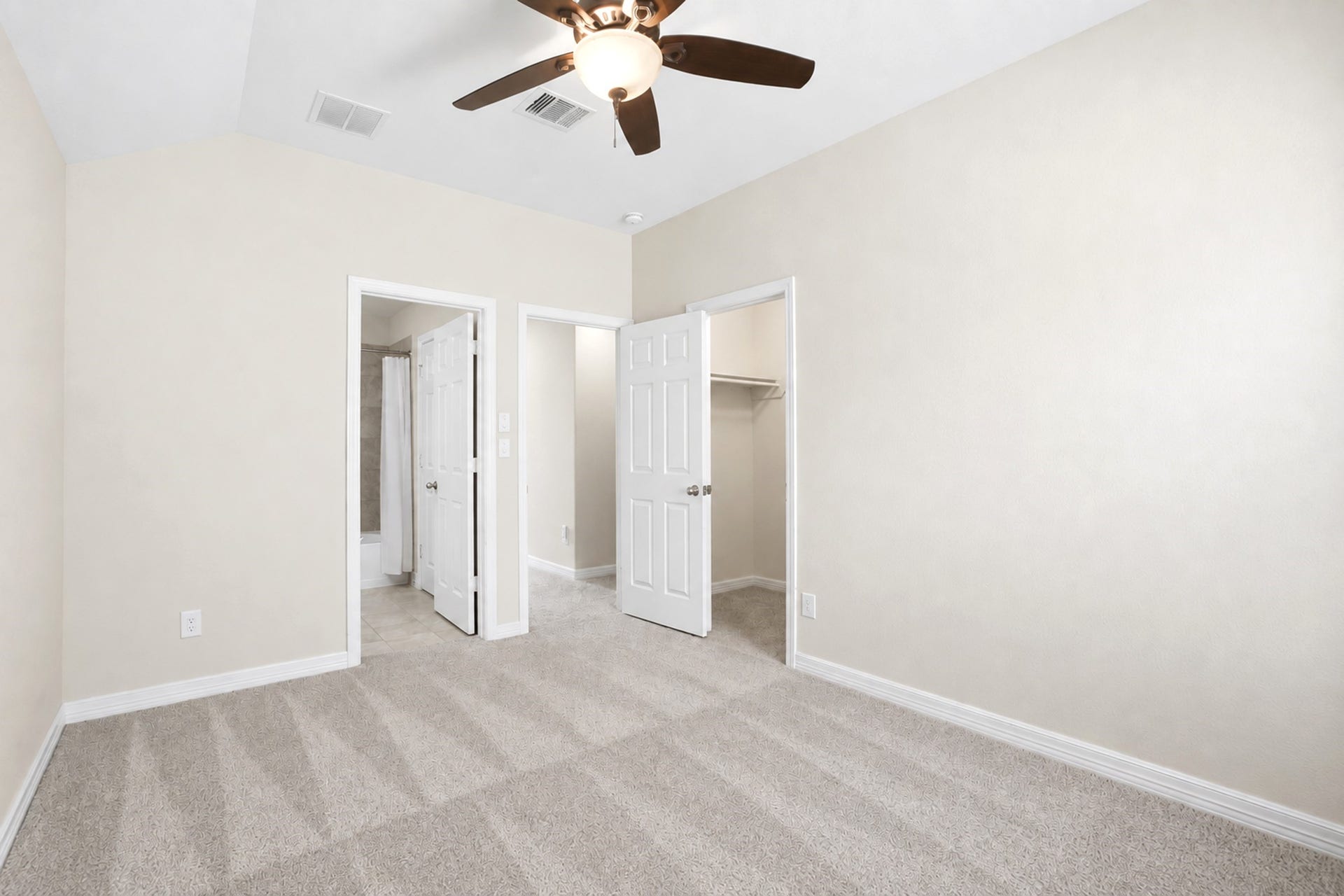 9975 Spring Rock Lane, Brookshire, TX 77423 Ensuite bedroom connected to a bathroom