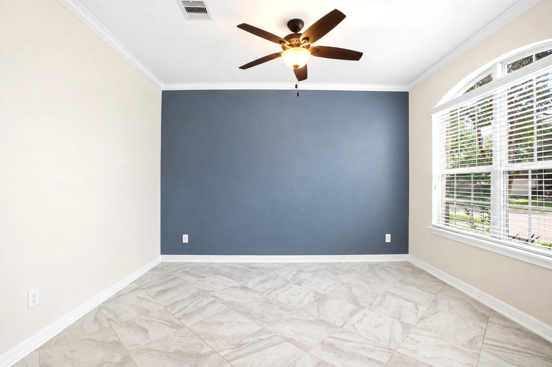 9975 Spring Rock Lane, Brookshire, TX 77423 Accent wall, high ceilings, and fan complete the flex space
