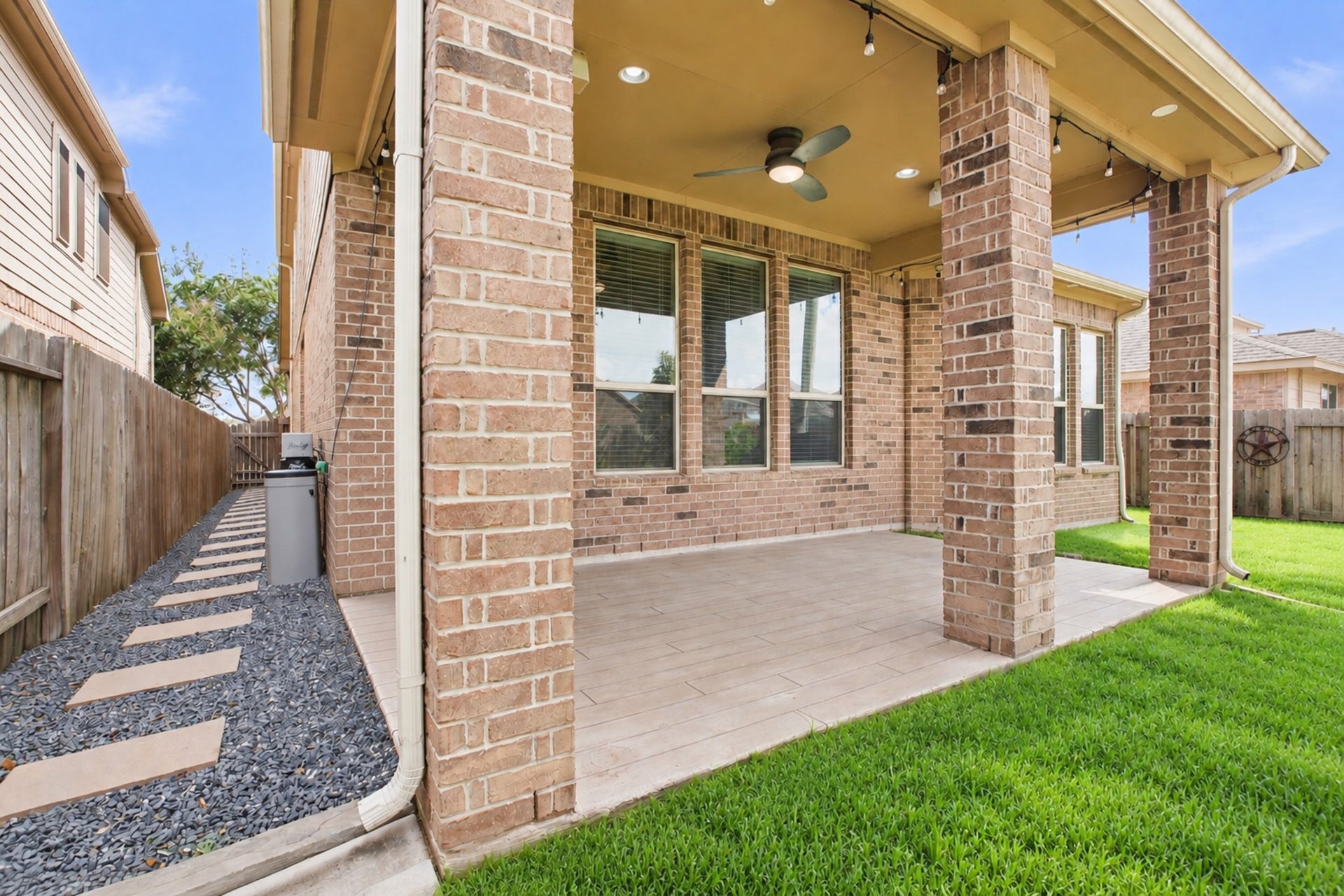 9975 Spring Rock Lane, Brookshire, TX 77423 Custom added stone path