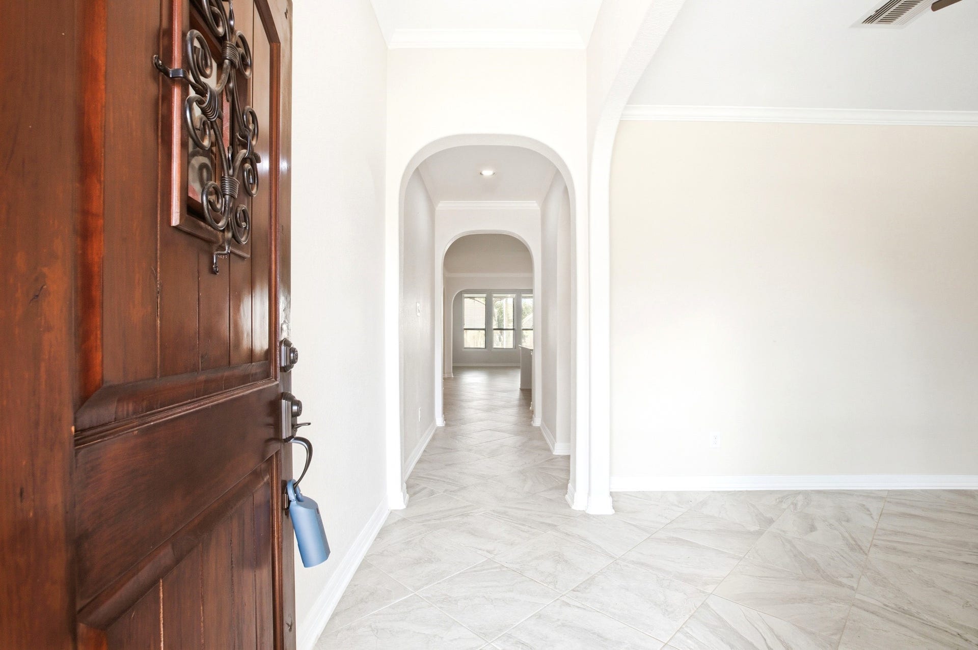 9975 Spring Rock Lane, Brookshire, TX 77423 Welcome to high ceiling entrance with flex room located on the right