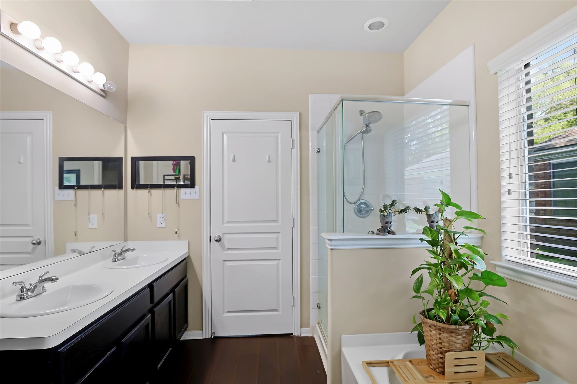 1603 Sahara Drive, Crosby, TX 77532 Primary bath