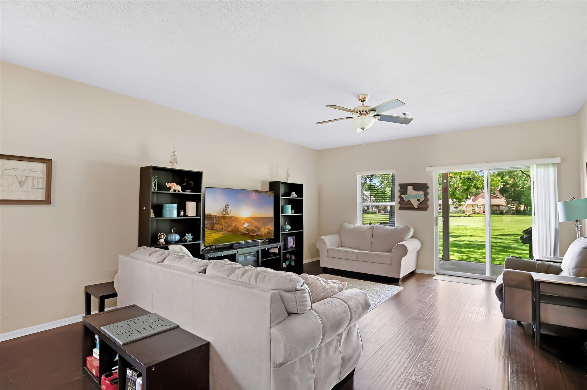 1603 Sahara Drive, Crosby, TX 77532 Living Room