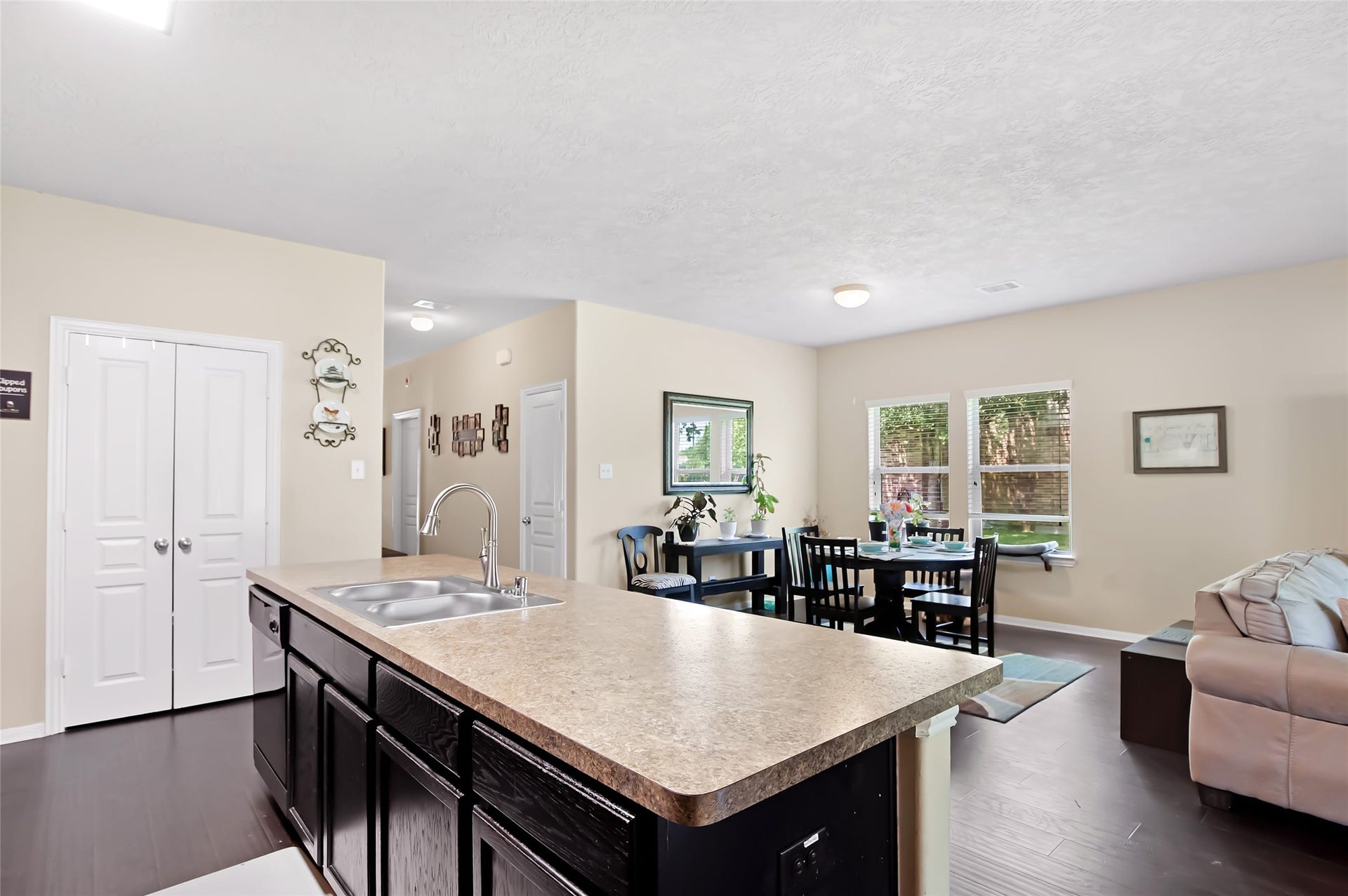 1603 Sahara Drive, Crosby, TX 77532 Great for Entertaining