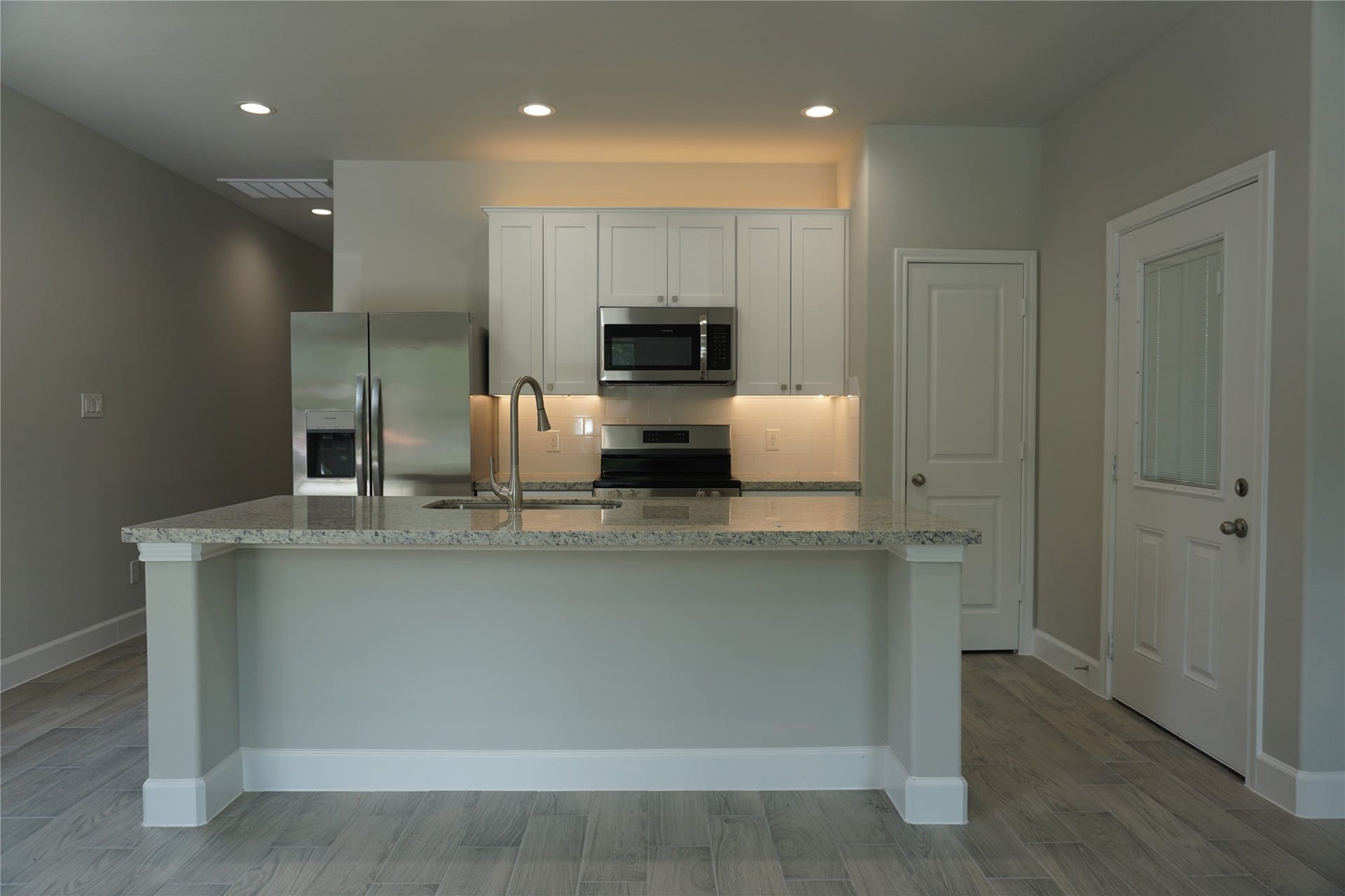 NICE KITCHEN AND HUGE ISLAND