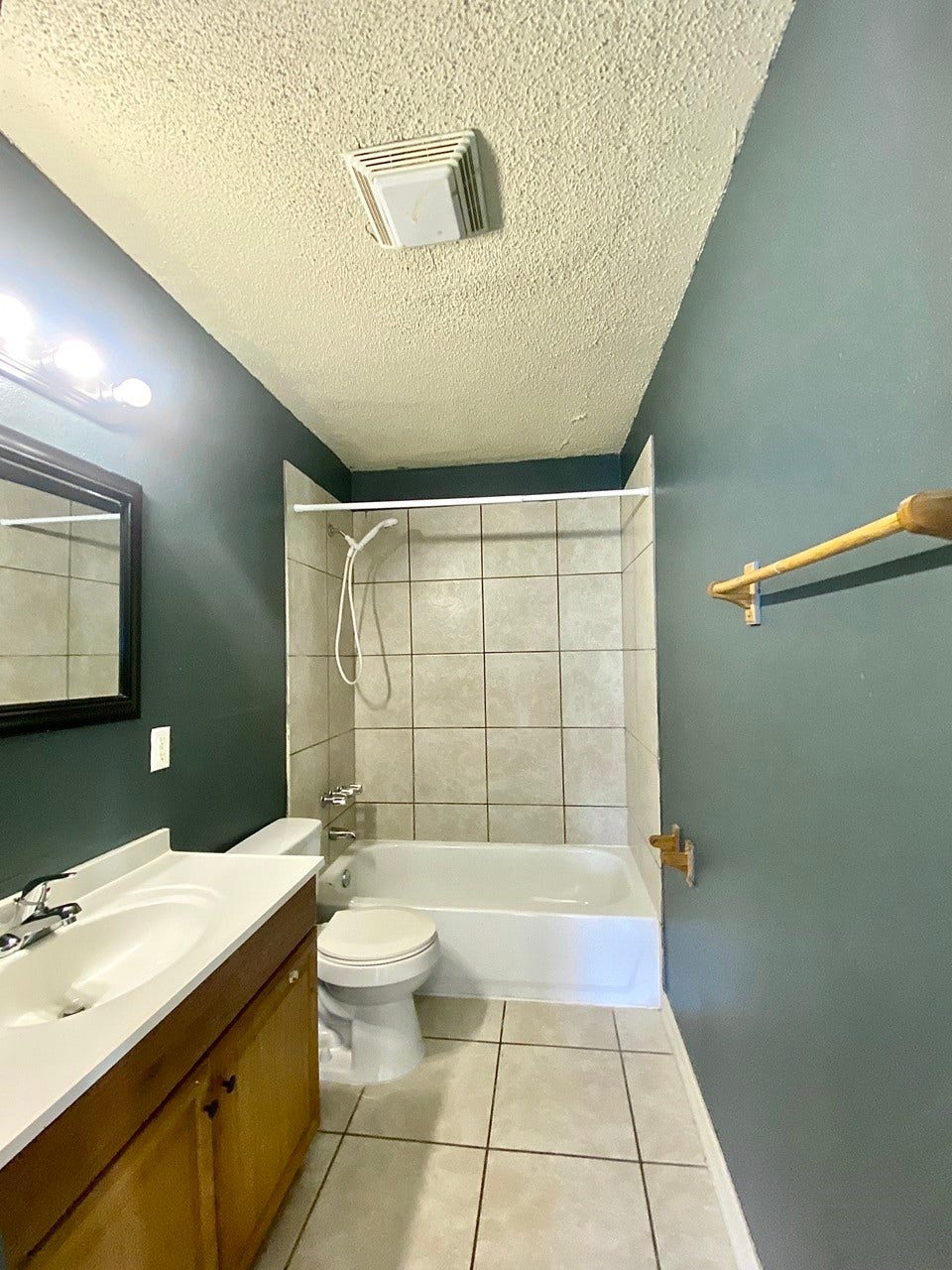 1138 4th Avenue N, #1140, Texas City, TX 77590 Bathroom