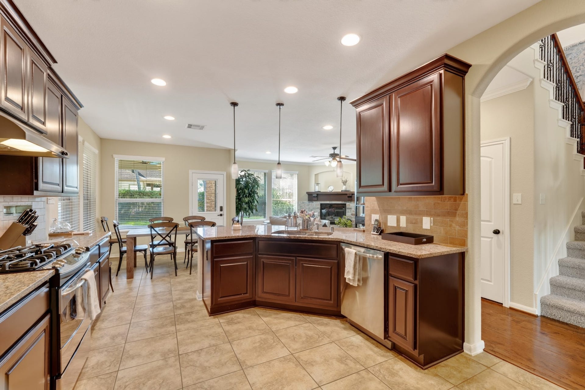 27 E Wolf Cabin Circle, Spring, TX 77389 27 E Wolf Cabin Circle, Spring, TX 77389