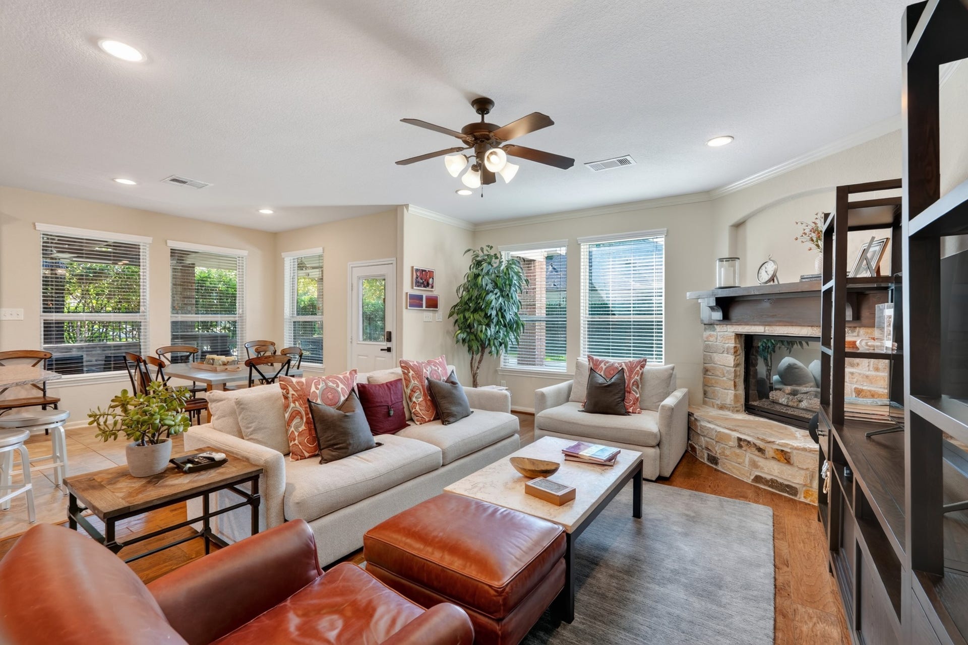 27 E Wolf Cabin Circle, Spring, TX 77389 27 E Wolf Cabin Circle, Spring, TX 77389