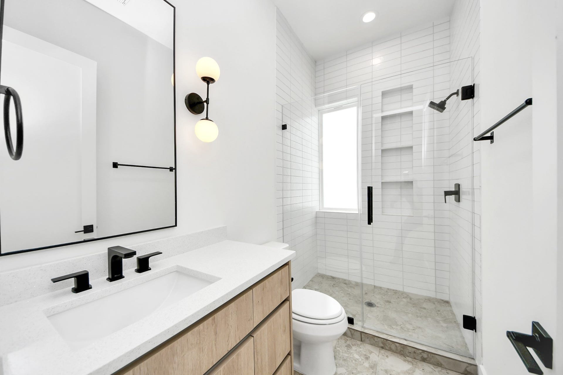 1603 W 25th Street, Houston, TX 77008 Full bathroom serving the third-floor secondary bedroom.