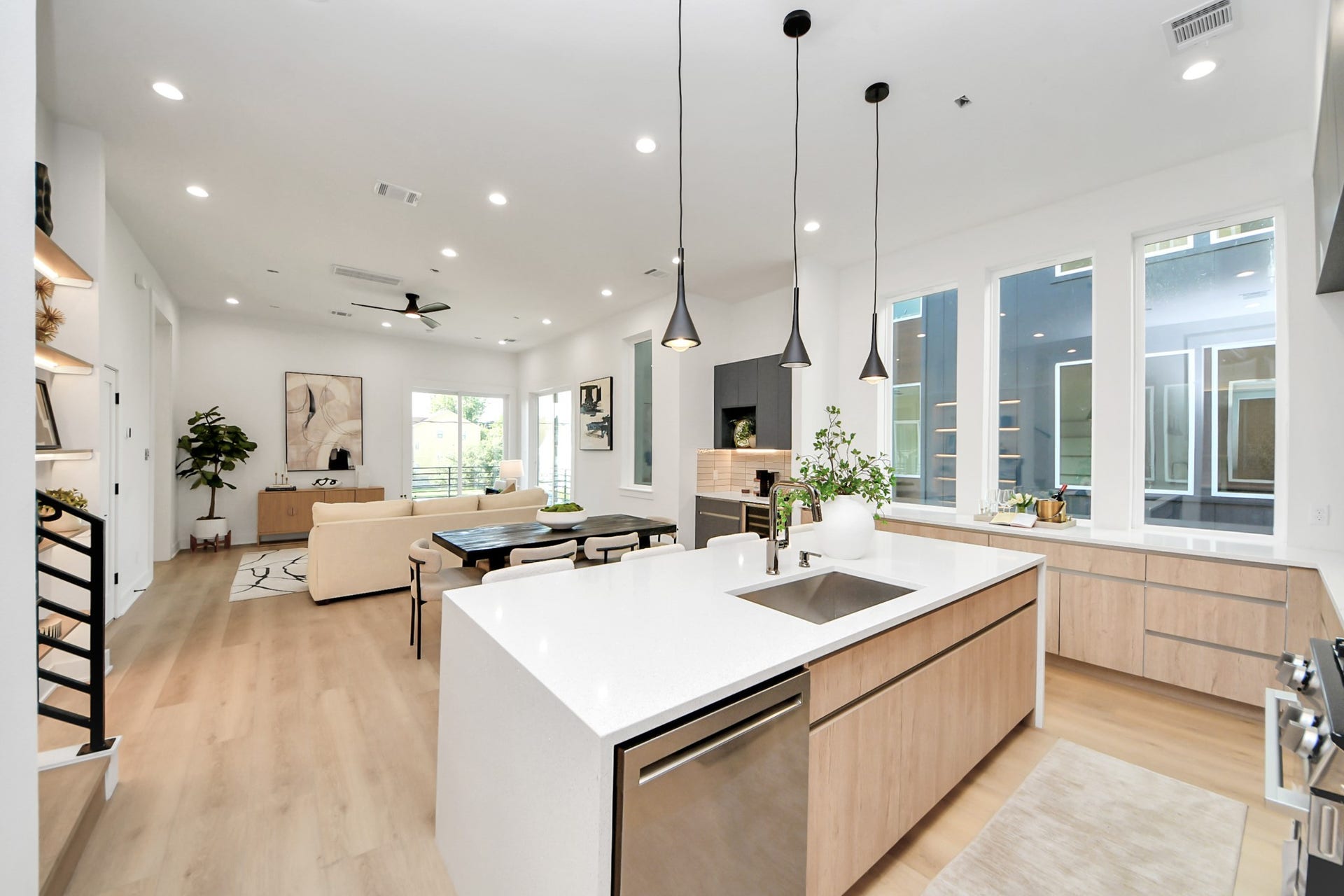 1603 W 25th Street, Houston, TX 77008 Open-concept kitchen flows seamlessly into the dining and living areas, ideal for entertaining.