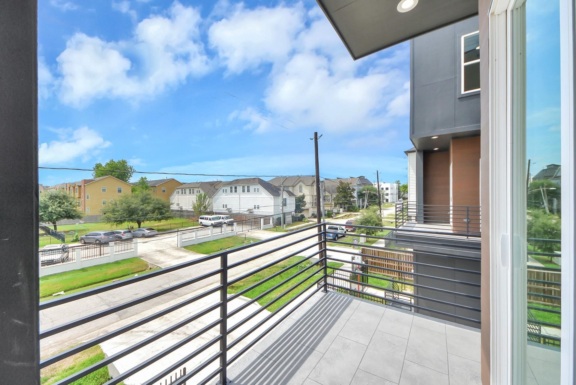 1603 W 25th Street, Houston, TX 77008 Private balcony offering open neighborhood views and sleek modern railings.