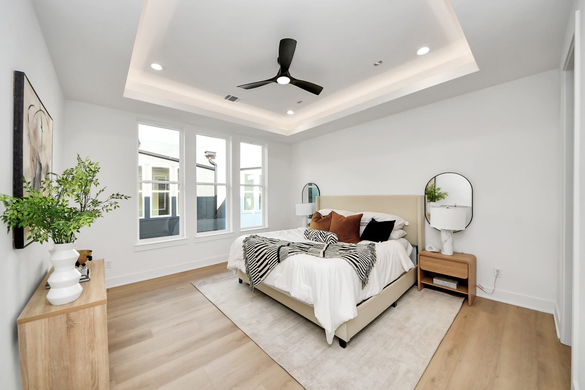 1603 W 25th Street, Houston, TX 77008 Primary bedroom located on the third floor with a tray ceiling and large windows.