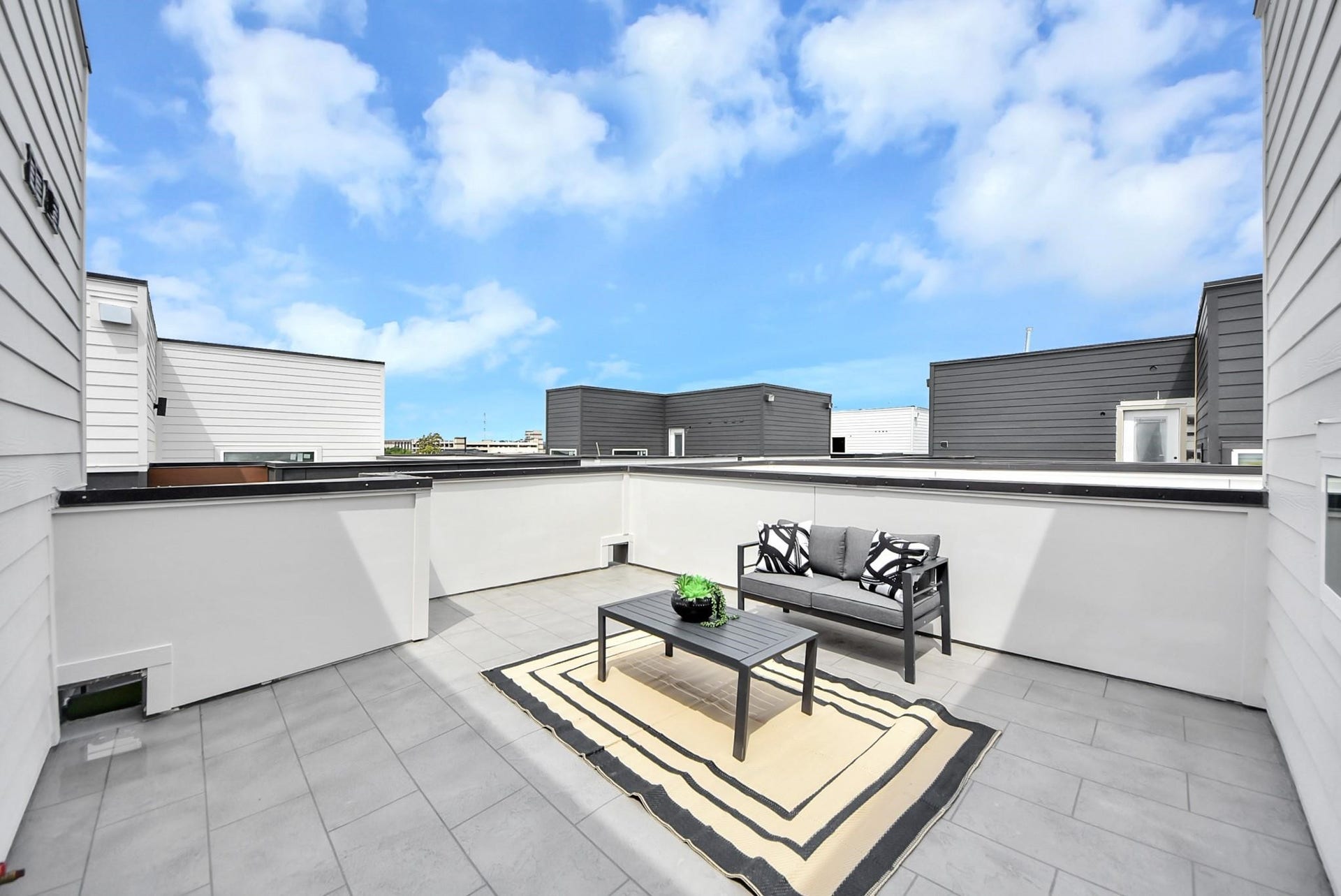 1603 W 25th Street, Houston, TX 77008 Spacious rooftop terrace with outdoor seating and open views.