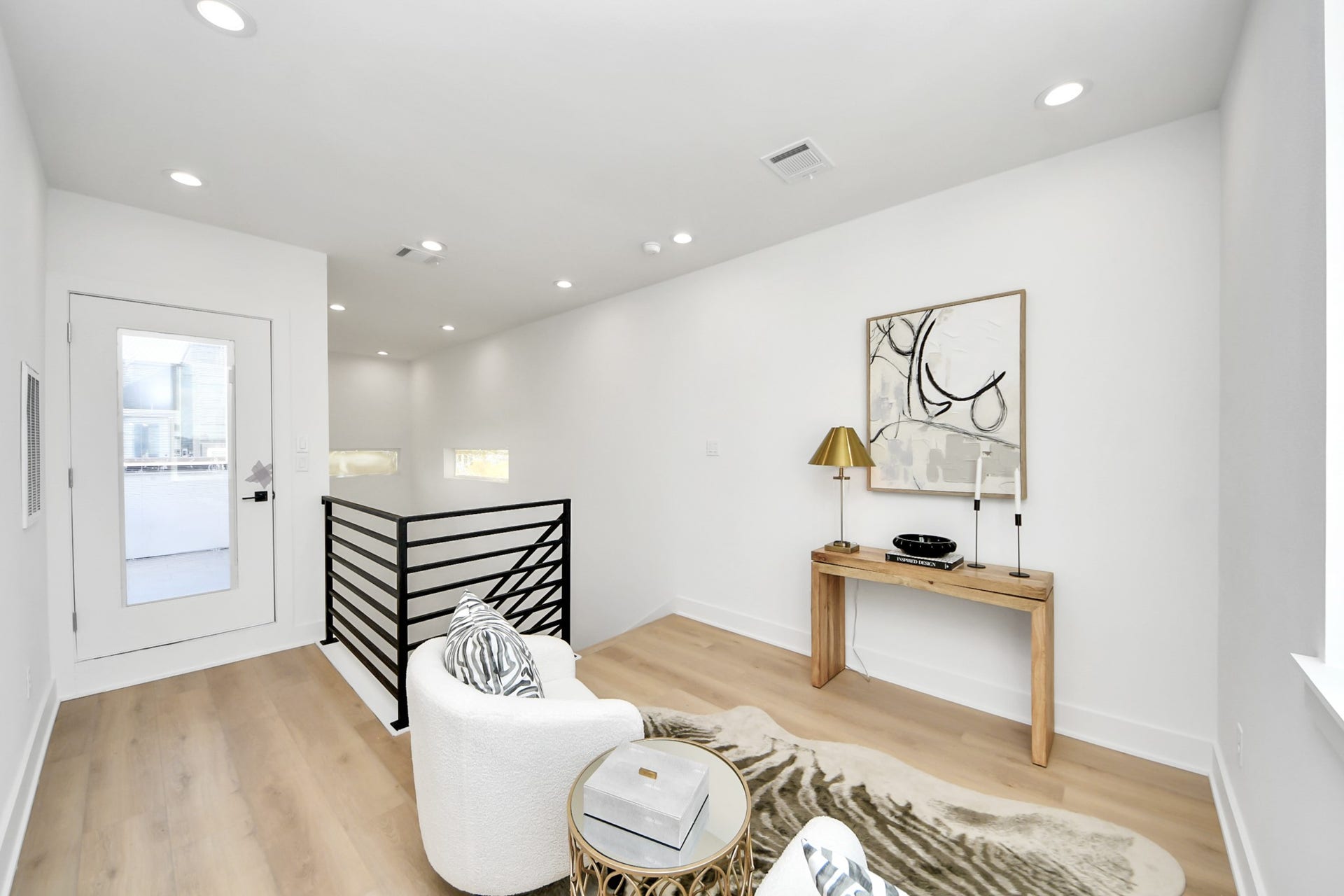 1603 W 25th Street, Houston, TX 77008 Fourth-floor flex space with direct access to the rooftop terrace.