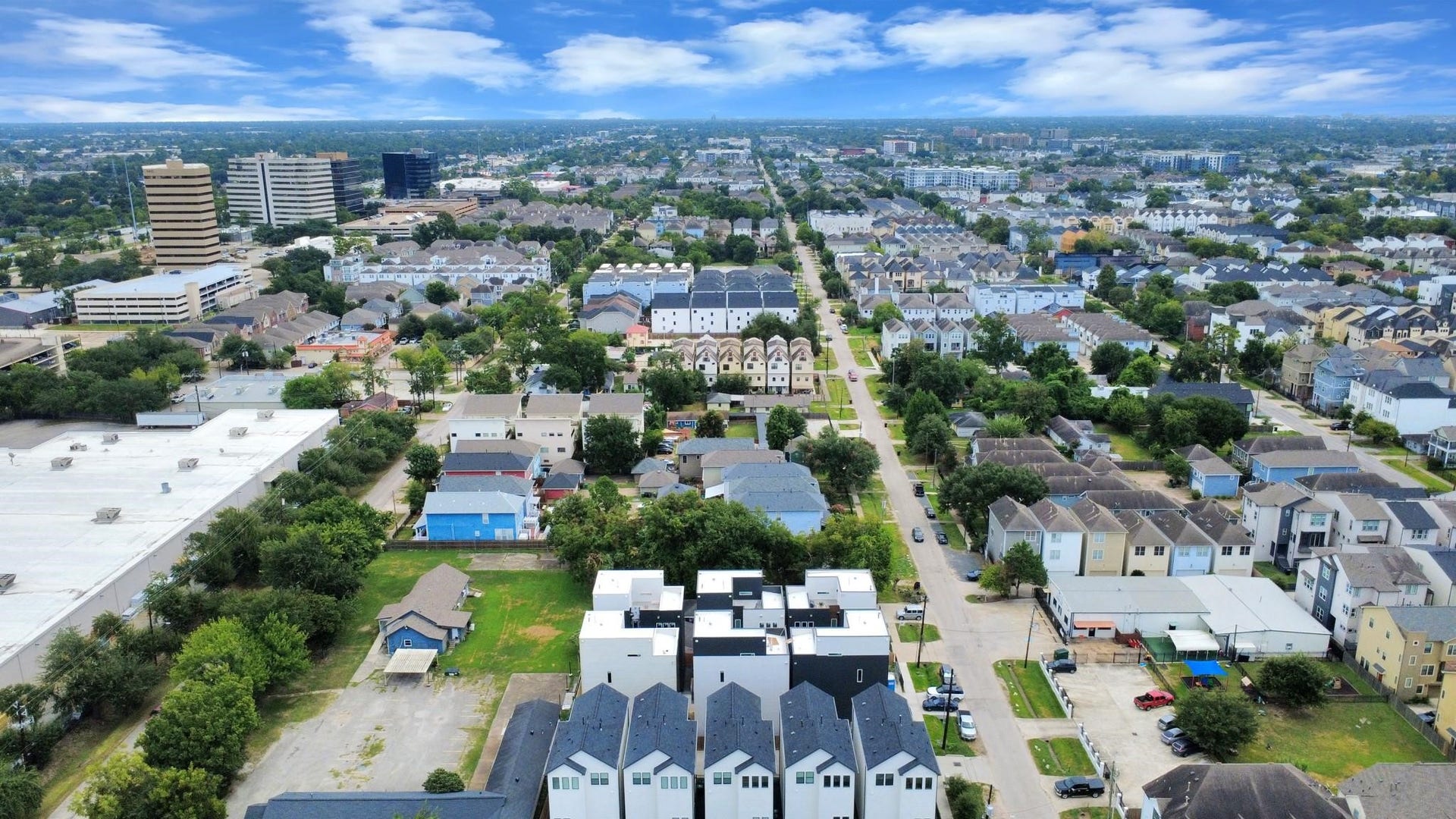 1603 W 25th Street, Houston, TX 77008 Elevated neighborhood view showcasing the propertys convenient urban location.