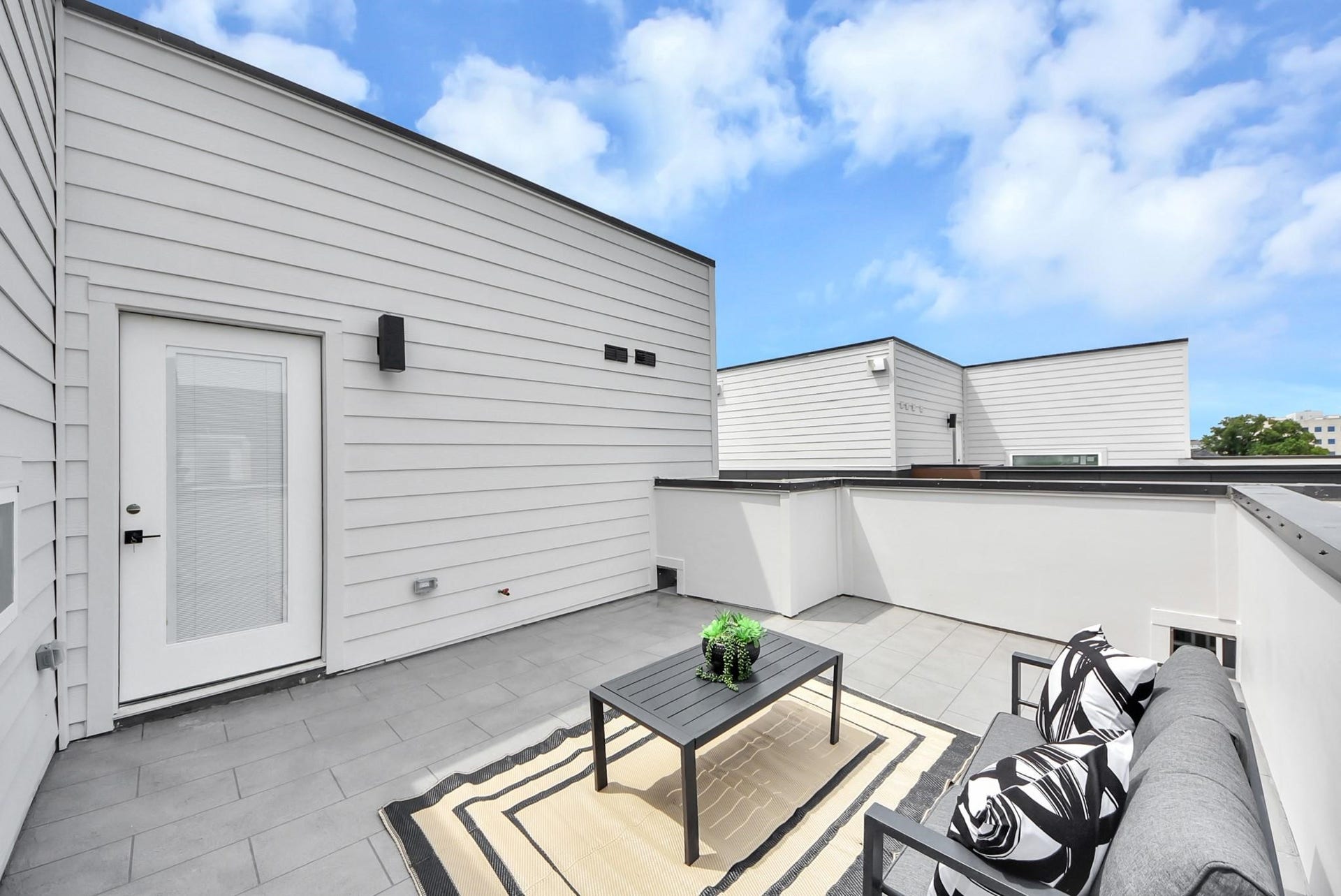 1603 W 25th Street, Houston, TX 77008 Private rooftop terrace located on the fourth floor.