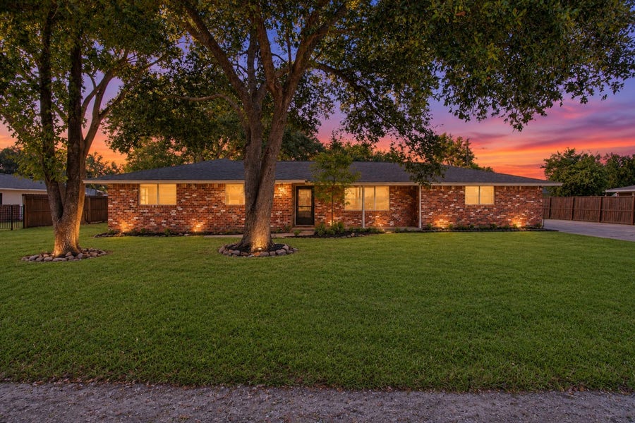 Property photo for 504 E Oak Street, Highlands, TX