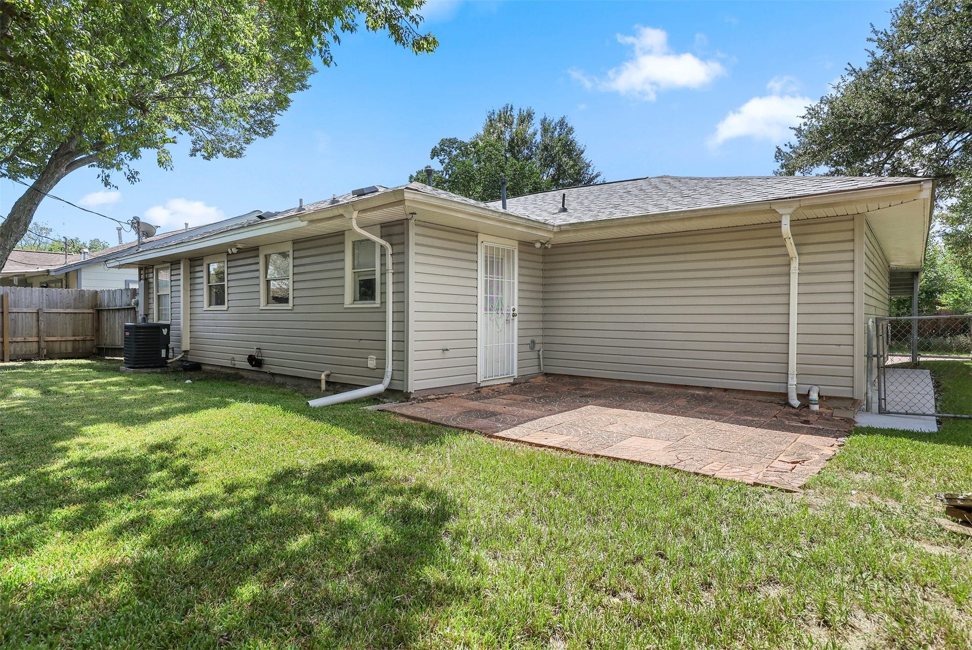 1711 Beusch Drive, Pasadena, TX 77502