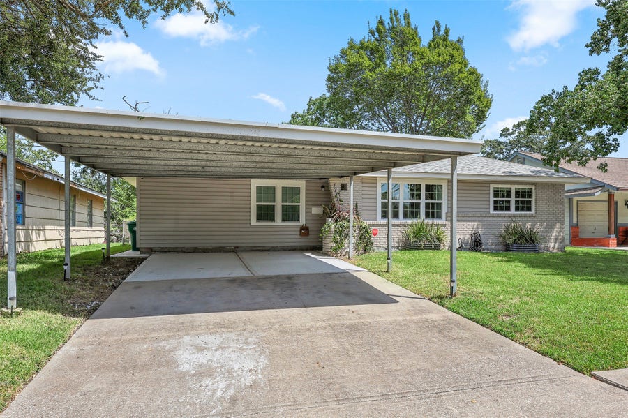 Property photo for 1711 Beusch Drive, Pasadena, TX