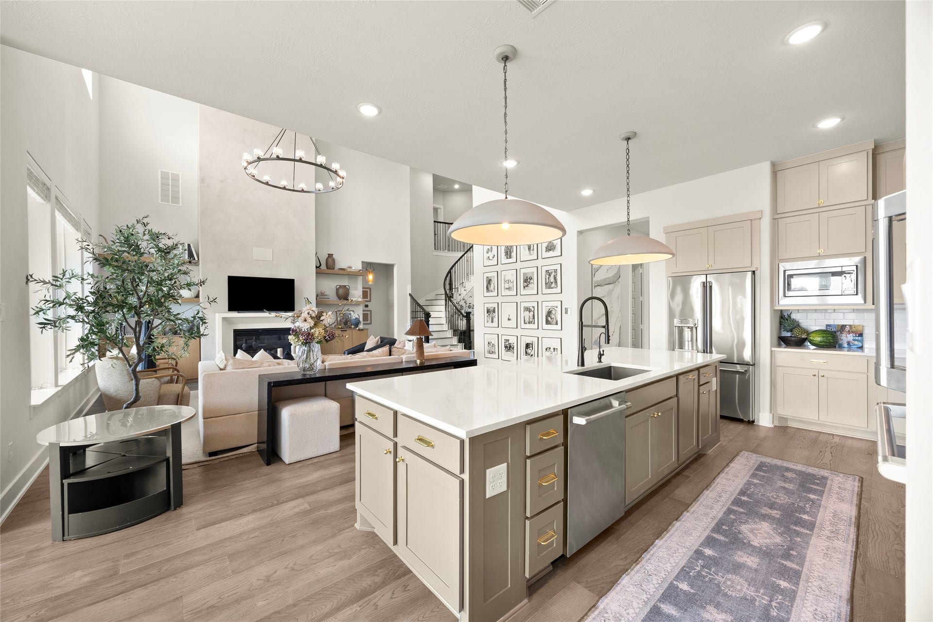 428 Horizon Light Lane, Katy, TX 77493 Kitchen overlooking the living room.