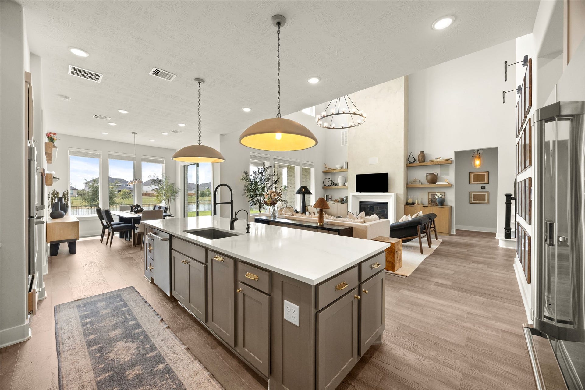 428 Horizon Light Lane, Katy, TX 77493 Kitchen overlooking the living room.