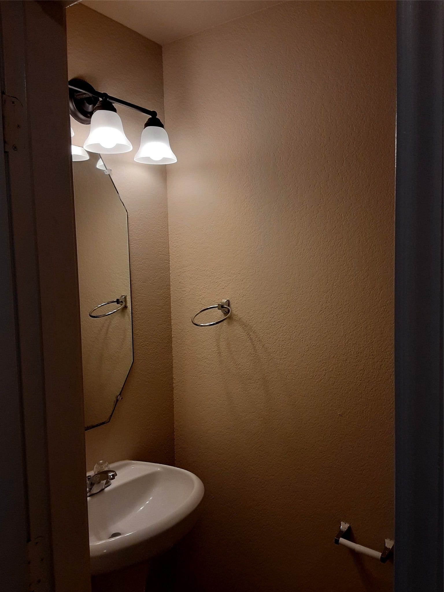 5502 Post Oak Manor Drive, Houston, TX 77085 Half Bathroom