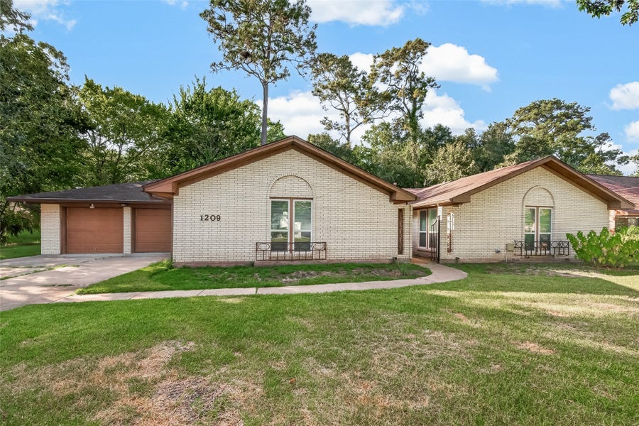 Property photo for 1209 Sunset Drive, Dickinson, TX