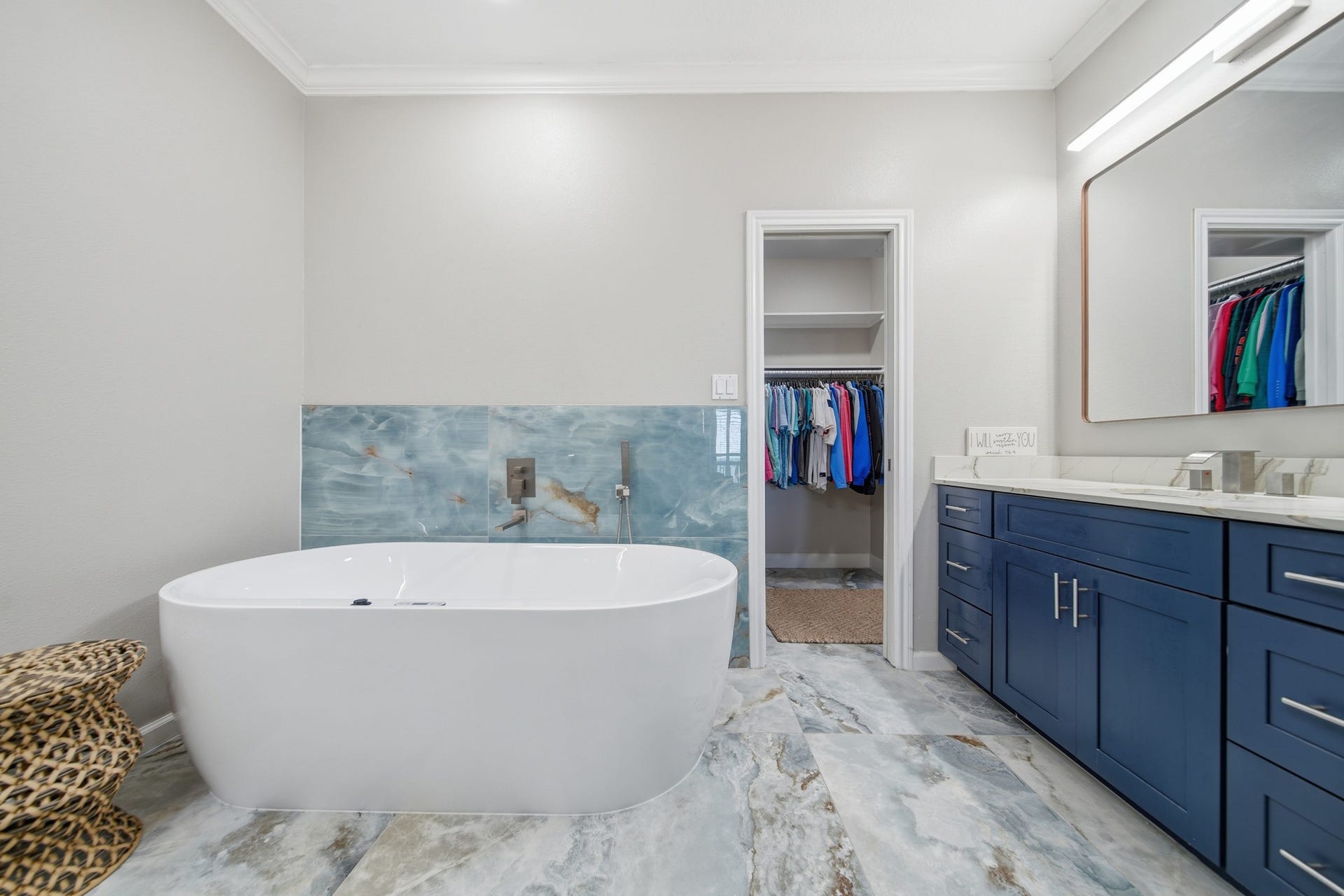 2534 Cliff Drive, San Leon, TX 77539 Sink into this tub and let the day melt away.