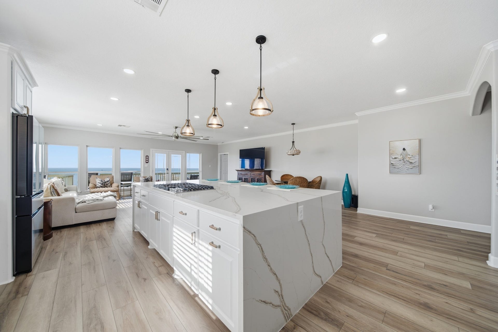 2534 Cliff Drive, San Leon, TX 77539 Breathtaking water views with every meal.