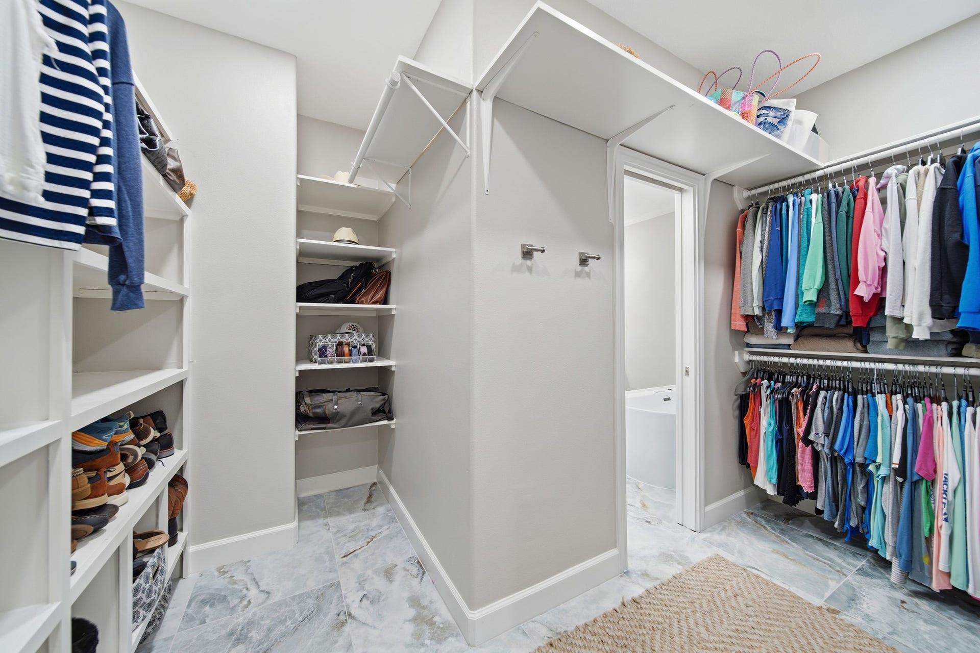 2534 Cliff Drive, San Leon, TX 77539 Unpack and settle into this custom-built boutique closet system.
