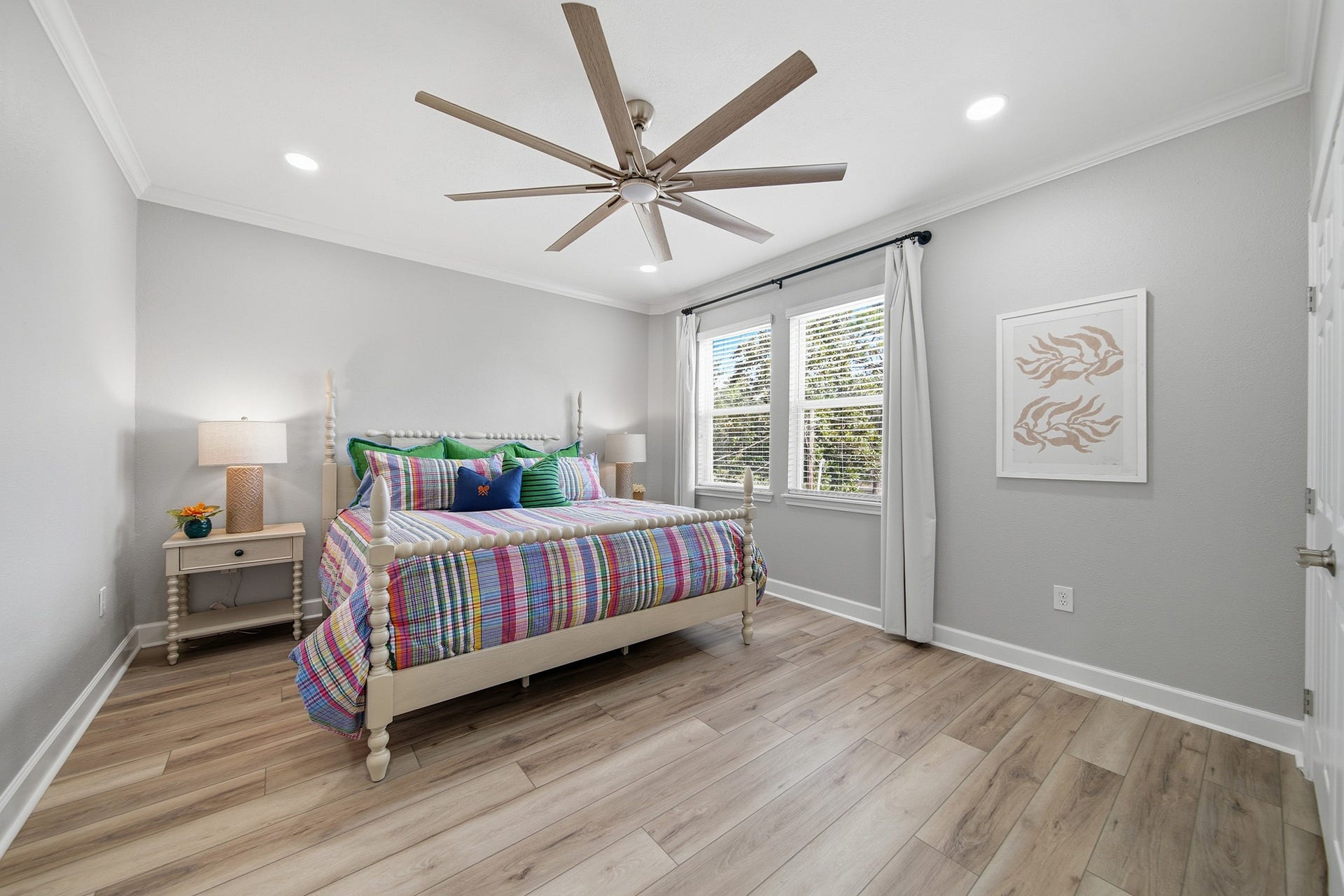 2534 Cliff Drive, San Leon, TX 77539 Offer your family or guests a beautifully light-filled retreat in this 2nd bedroom.