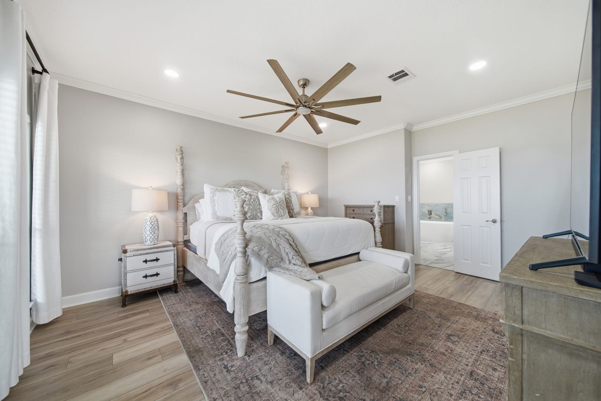 2534 Cliff Drive, San Leon, TX 77539 This is your Primary sanctuary at the end of the day.