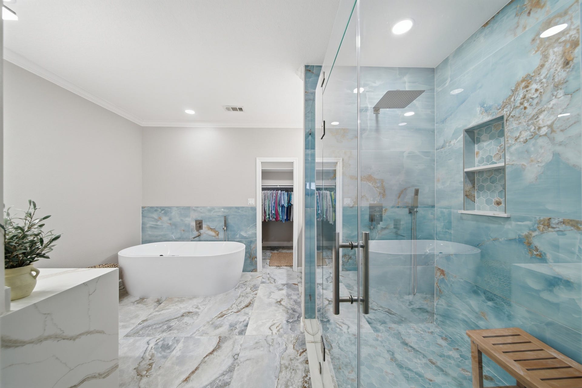 2534 Cliff Drive, San Leon, TX 77539 This Primary Bathroom looking like a resort-style spa.
