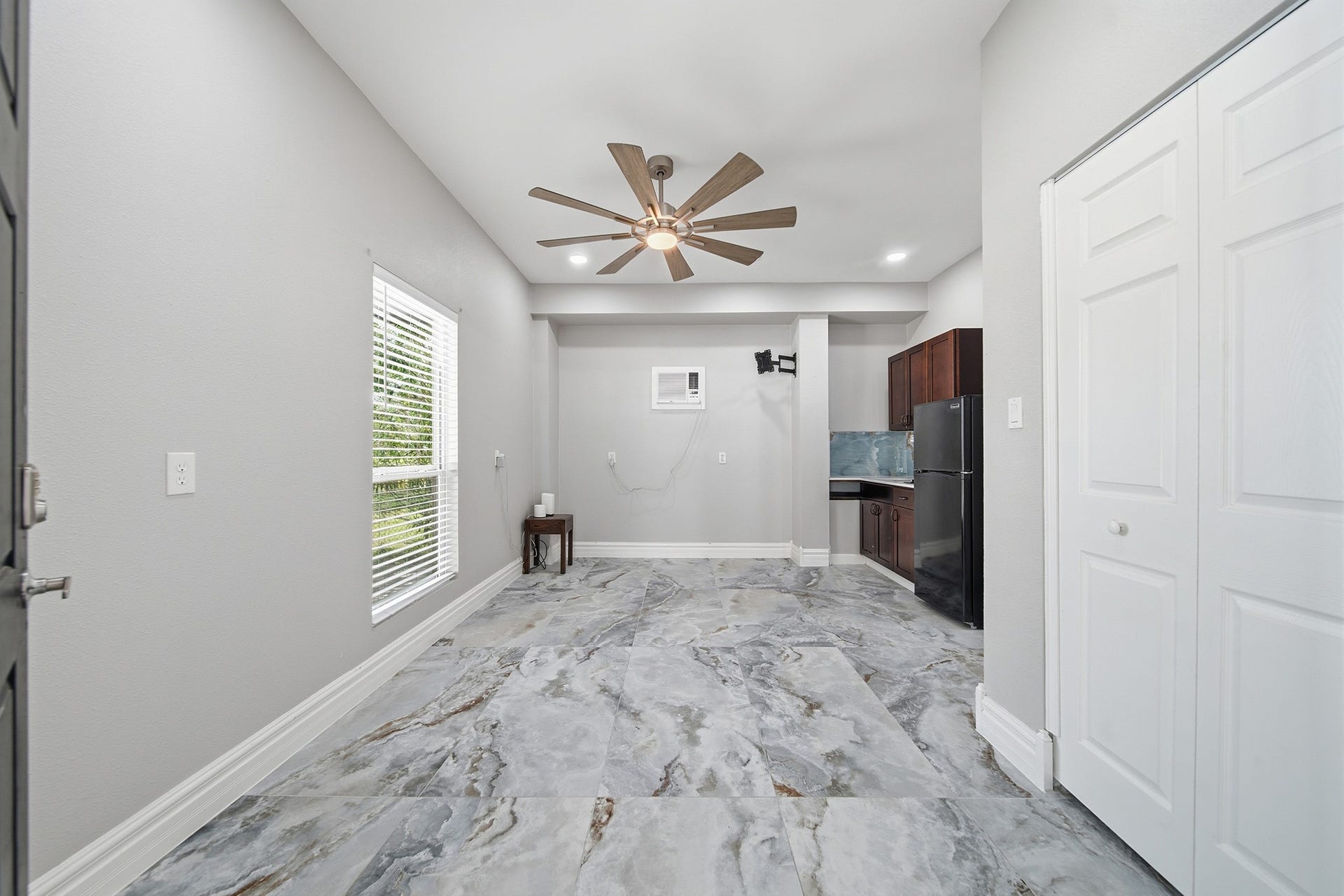 2534 Cliff Drive, San Leon, TX 77539 Welcome guests to their own private, independent studio suite downstairs.