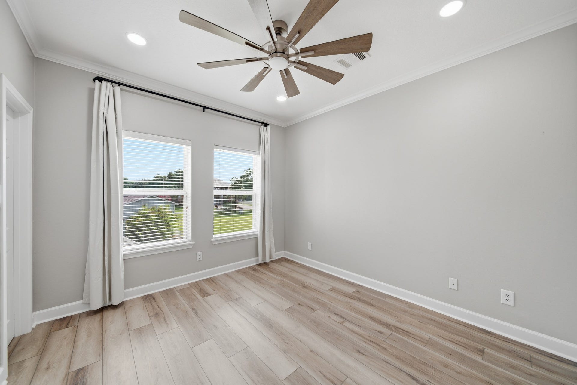 2534 Cliff Drive, San Leon, TX 77539 Design your ideal space in this versatile, freshly painted room.