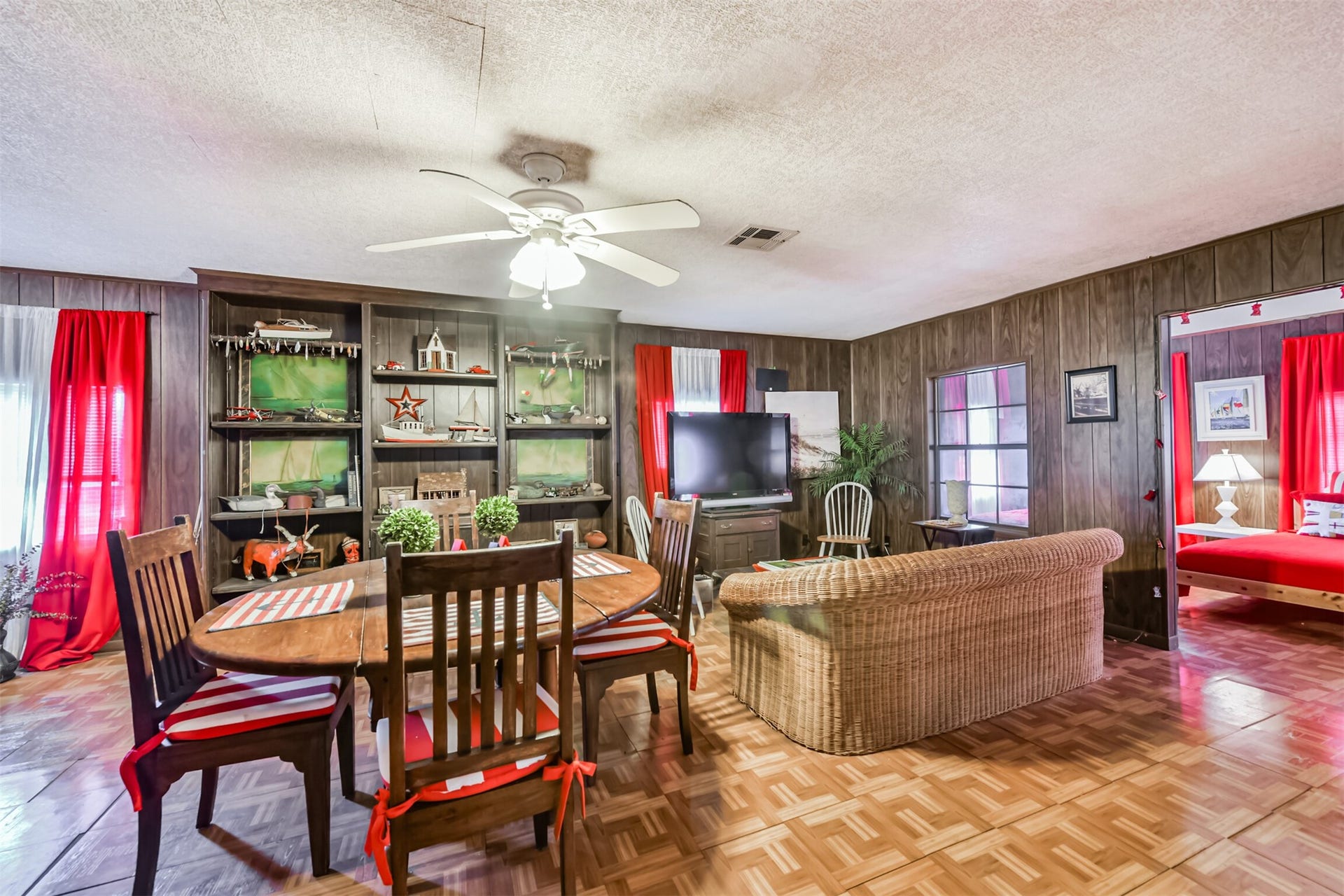1521 John Street, San Leon, TX 77539 Garage apartment living room and dinning space