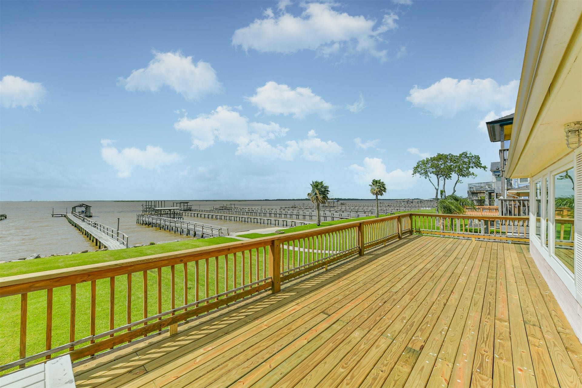 1521 John Street, San Leon, TX 77539 Beautiful deck fully redone.
