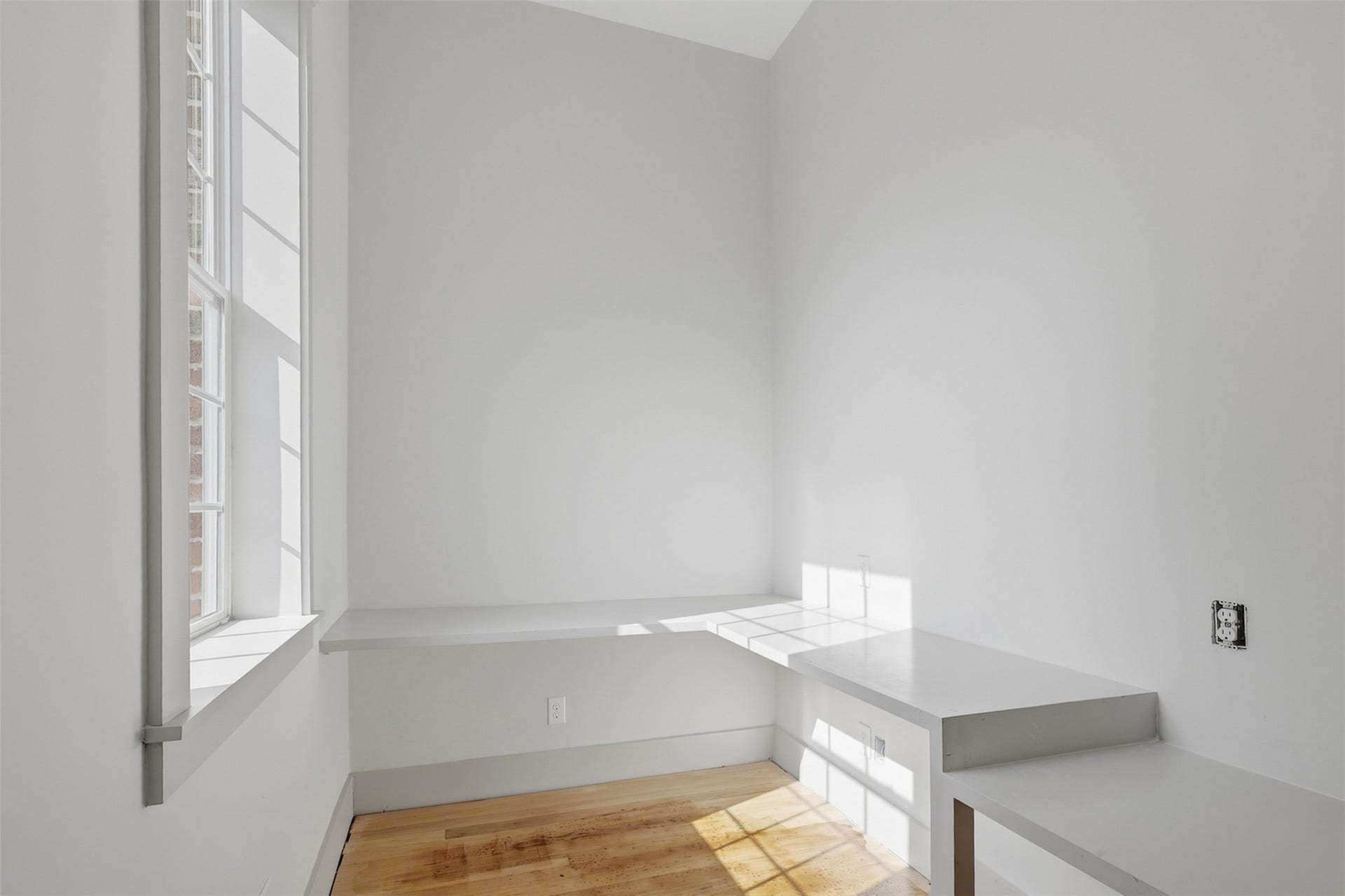 16017 Kube Court, Jersey Village, TX 77040 Additional space off dining room to be used as workspace or butler's pantry