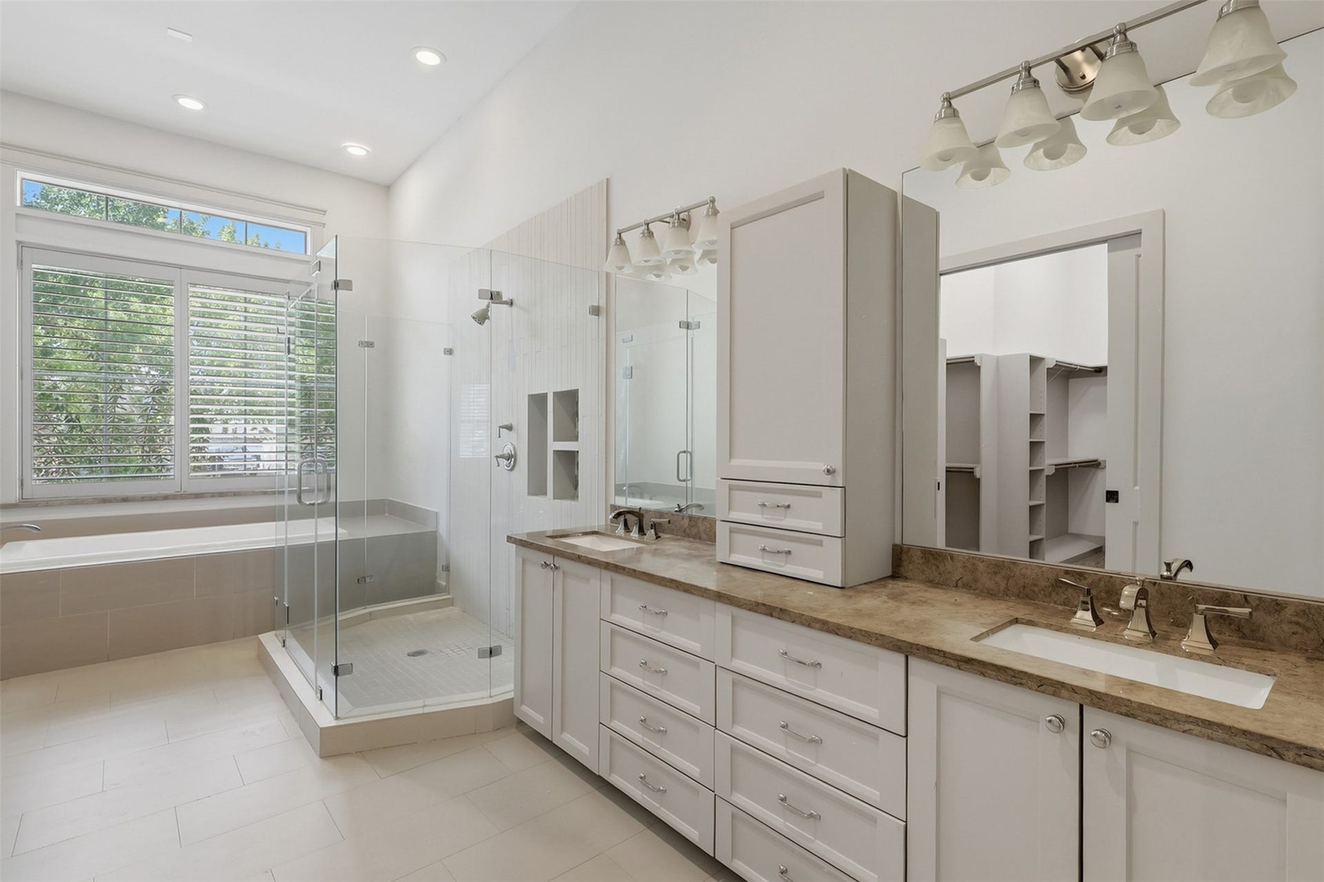 16017 Kube Court, Jersey Village, TX 77040 Primary bath